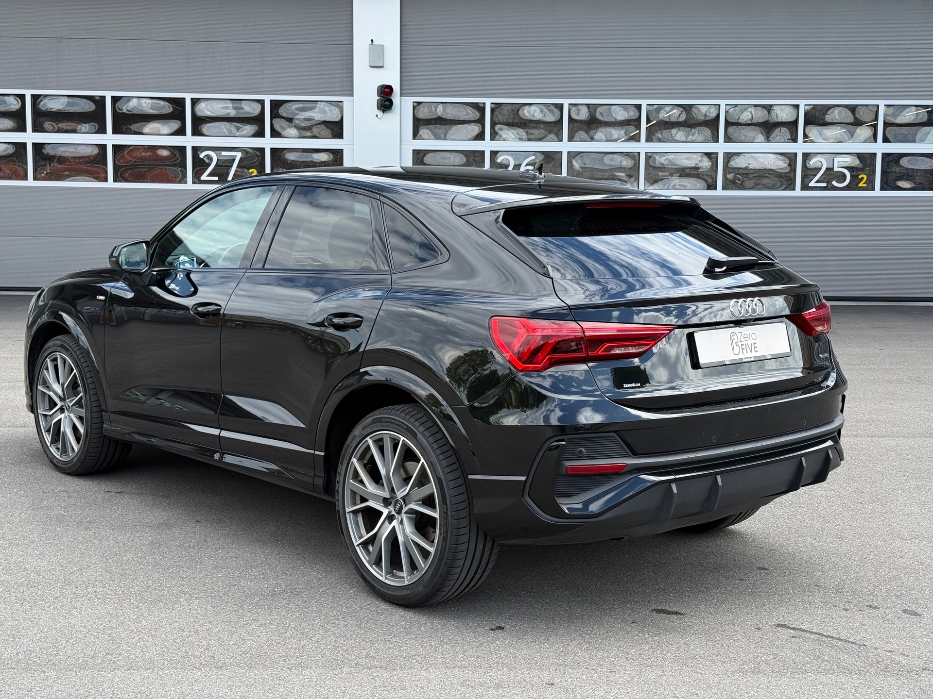 AUDI Q3 Sportback 40 TDI S line quattro S-tronic-image-3
