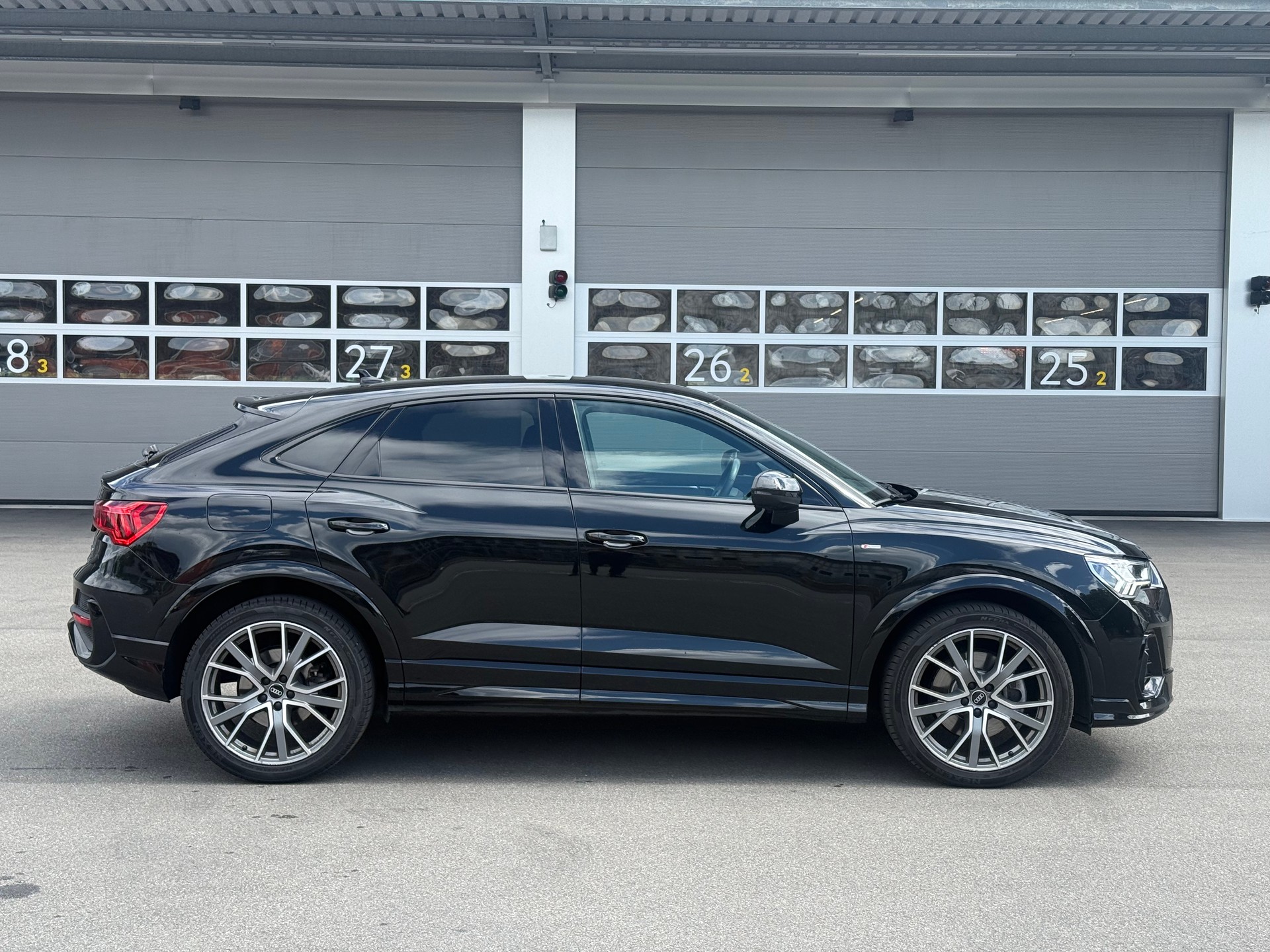 AUDI Q3 Sportback 40 TDI S line quattro S-tronic-image-2