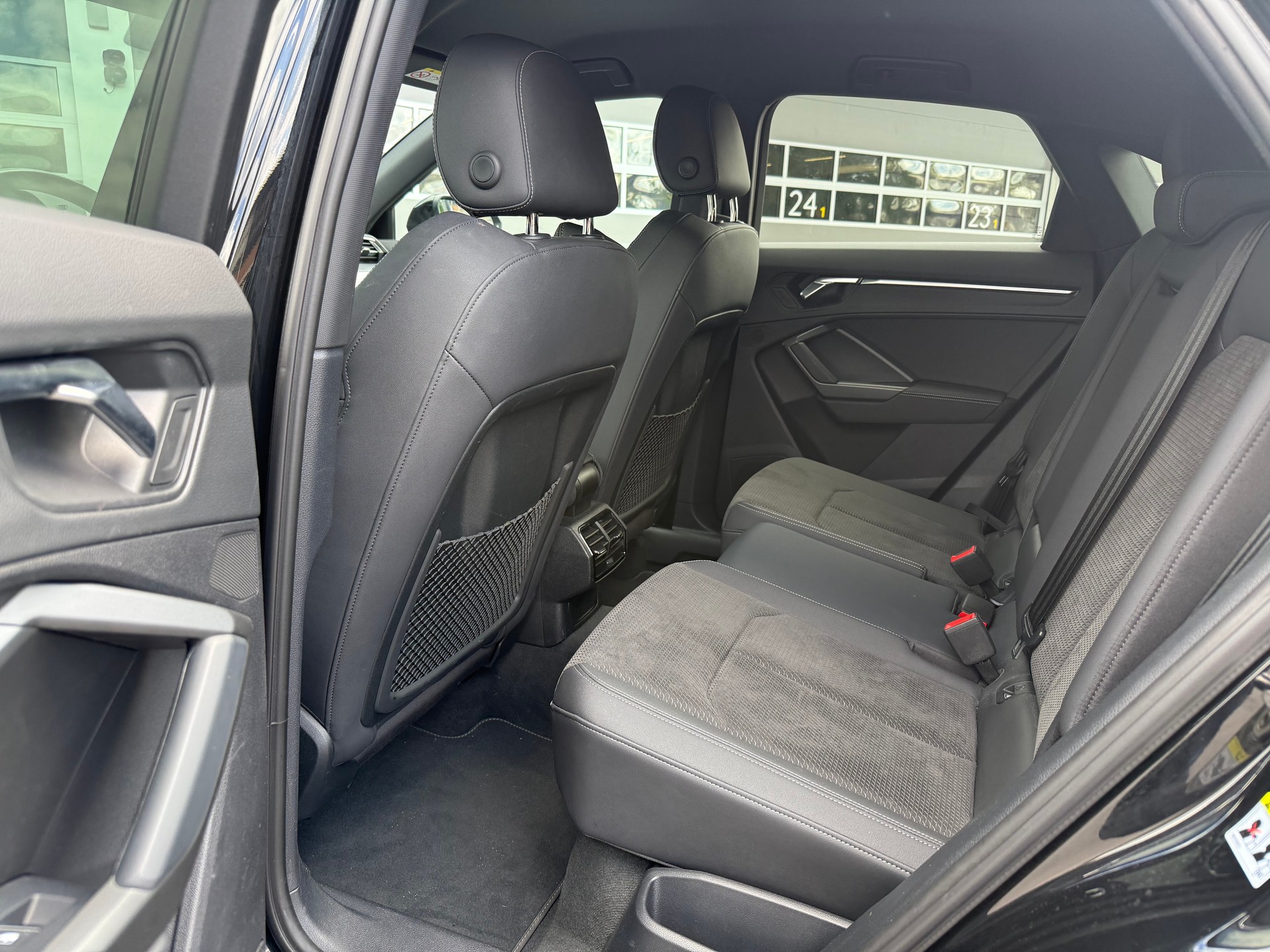 AUDI Q3 Sportback 40 TDI S line quattro S-tronic-image-11