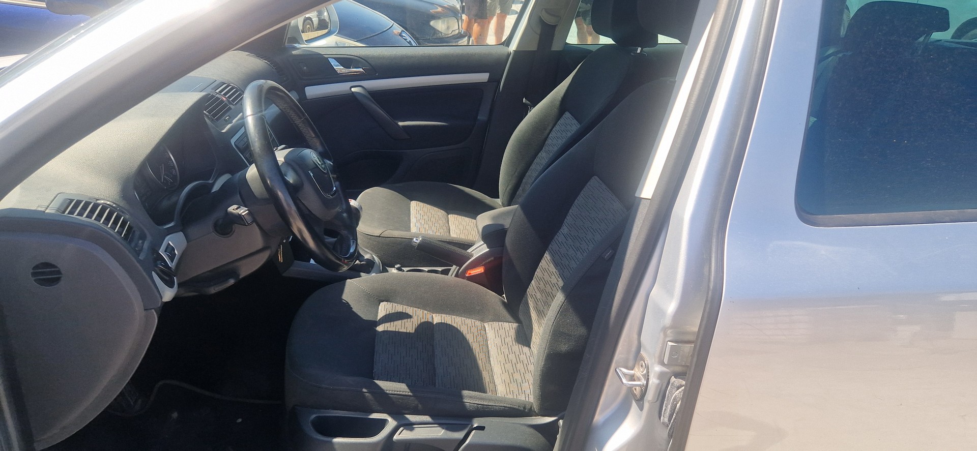 SKODA Octavia Combi 1.8 TSI 50Years 4x4-image-5