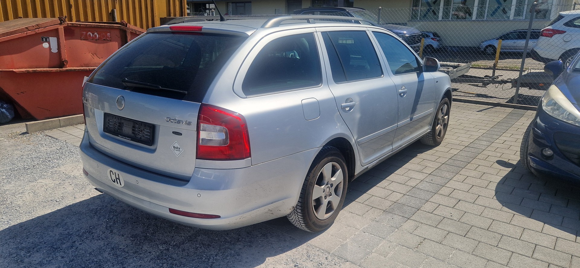 SKODA Octavia Combi 1.8 TSI 50Years 4x4-image-3