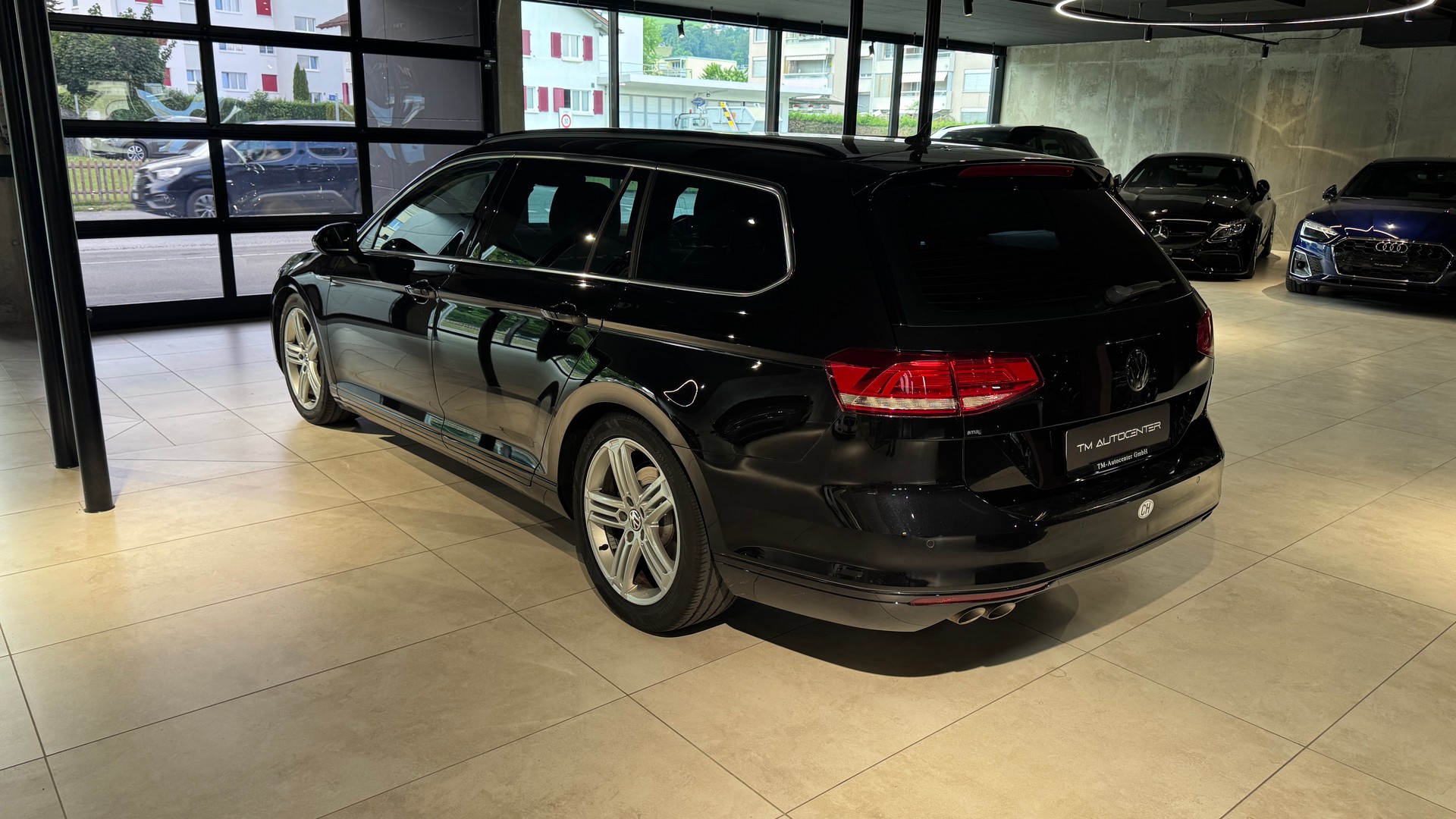 VW Passat Variant 2.0 TDI BMT Highline DSG 4Motion-image-3