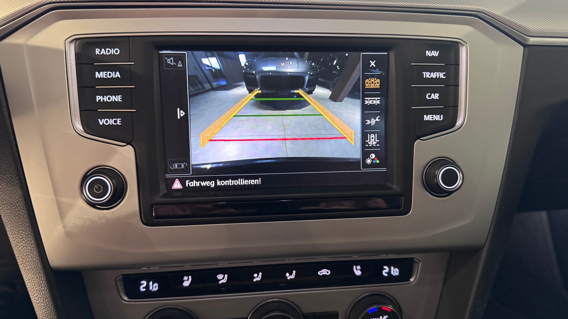 VW Passat Variant 2.0 TDI BMT Highline DSG 4Motion-image-9