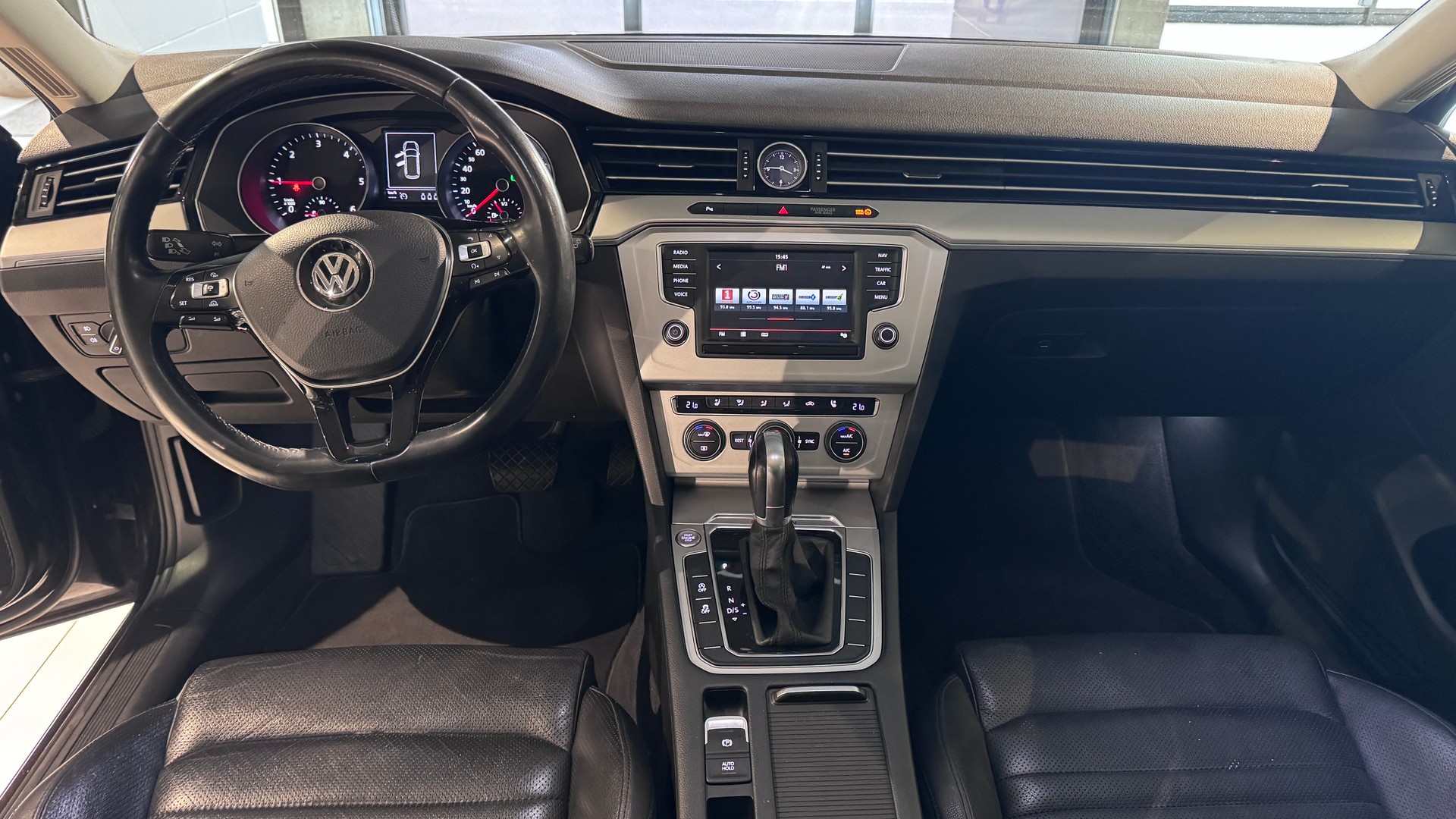 VW Passat Variant 2.0 TDI BMT Highline DSG 4Motion-image-4