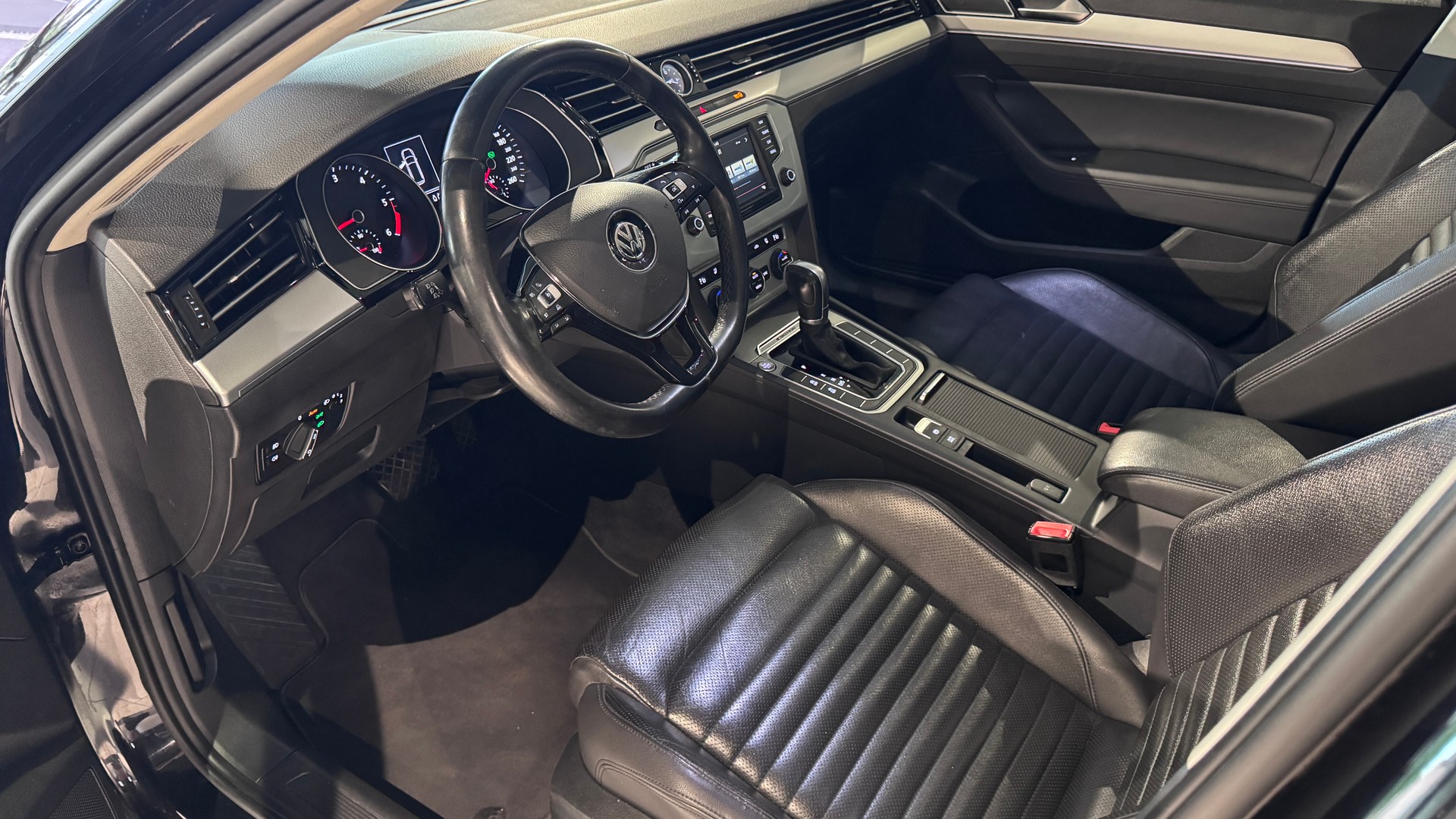 VW Passat Variant 2.0 TDI BMT Highline DSG 4Motion-image-5