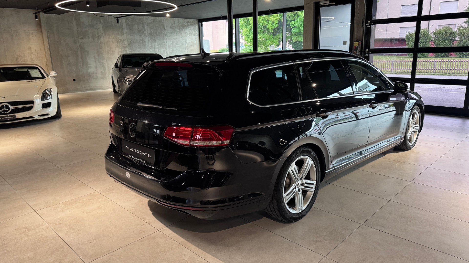 VW Passat Variant 2.0 TDI BMT Highline DSG 4Motion-image-2