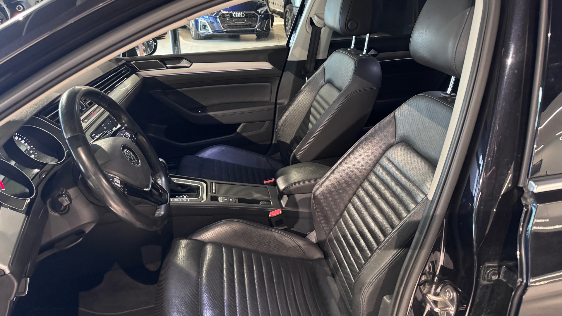 VW Passat Variant 2.0 TDI BMT Highline DSG 4Motion-image-6