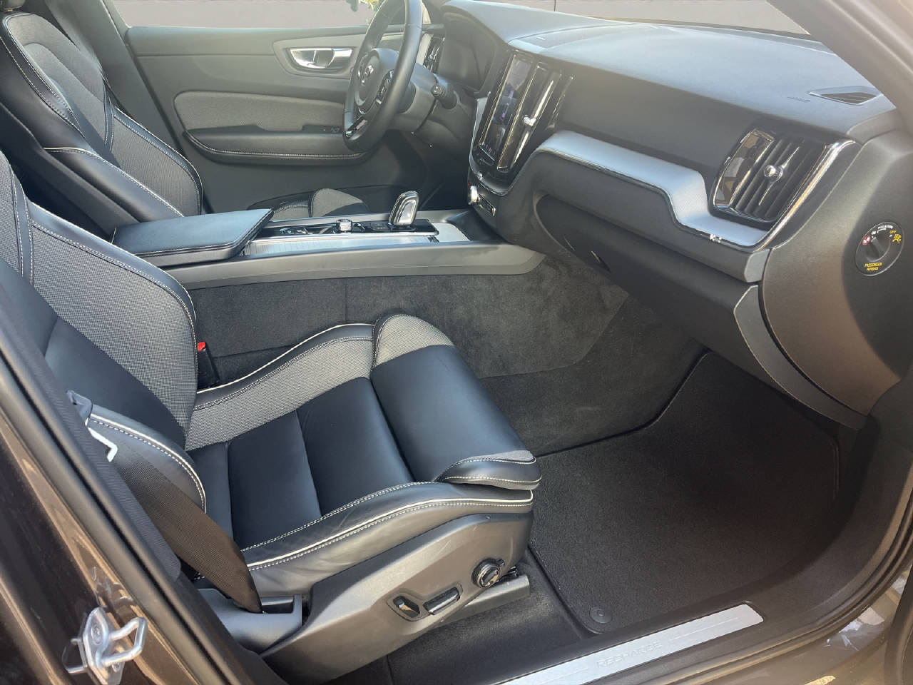VOLVO XC60 2.0 T6 TE R-Design eAWD-image-12