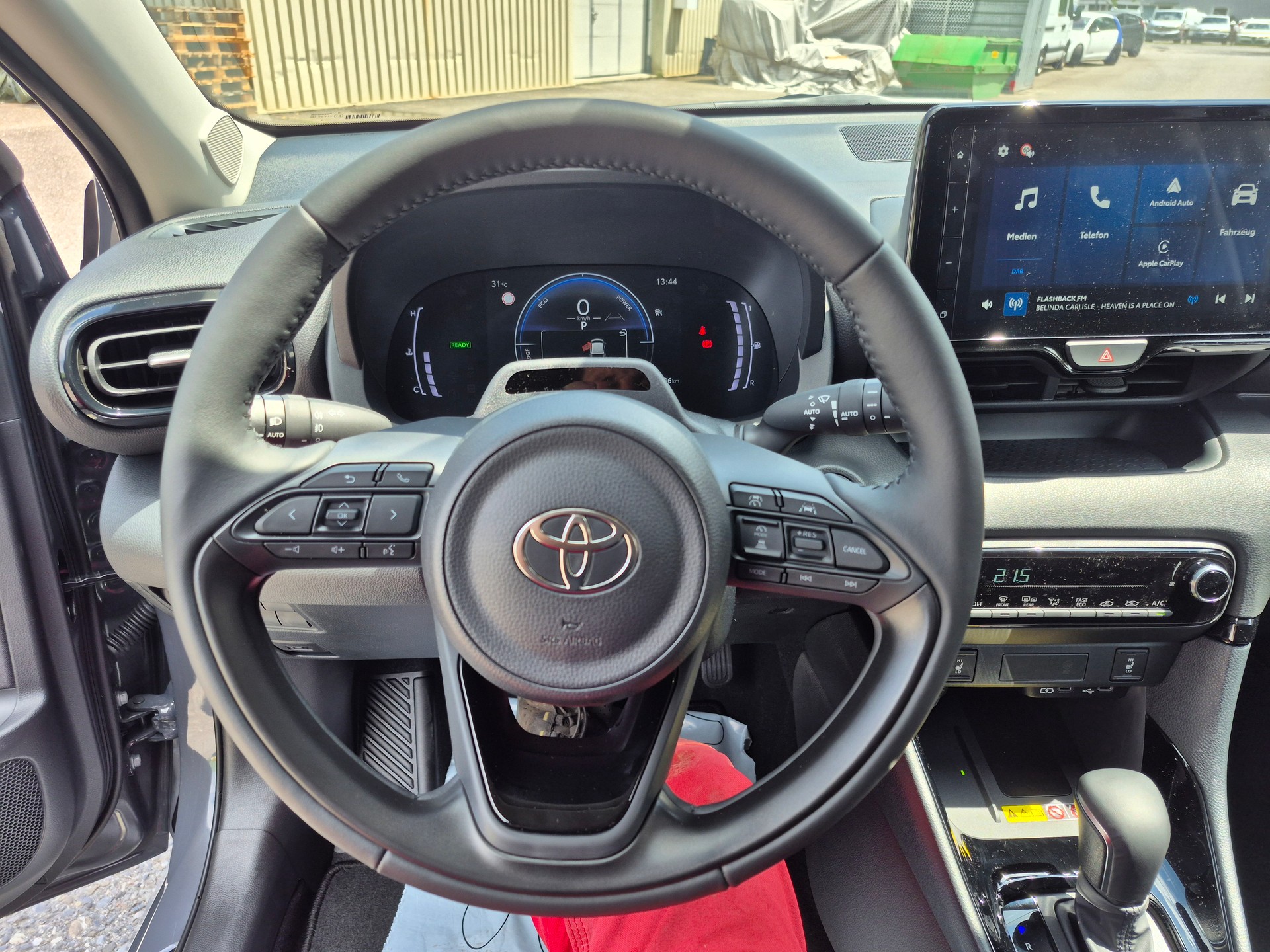 TOYOTA Yaris 1.5 Trend e-CVT-image-16