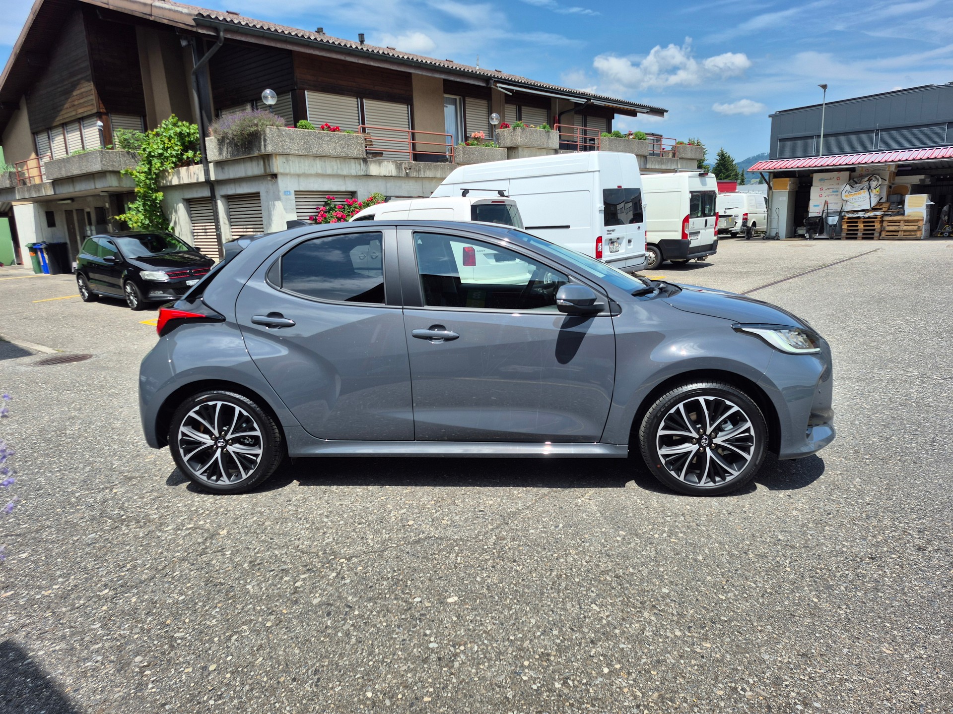 TOYOTA Yaris 1.5 Trend e-CVT-image-3