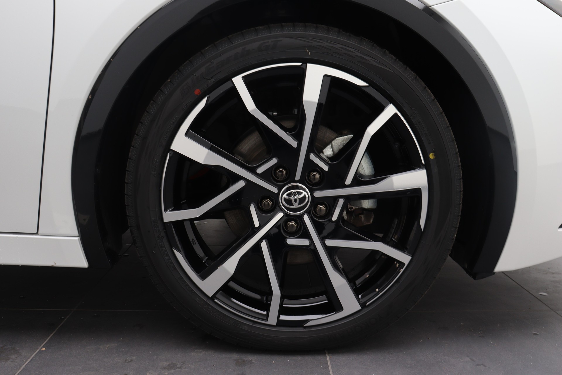 TOYOTA Prius 2.0 Plug-In-Hybrid Style-image-5