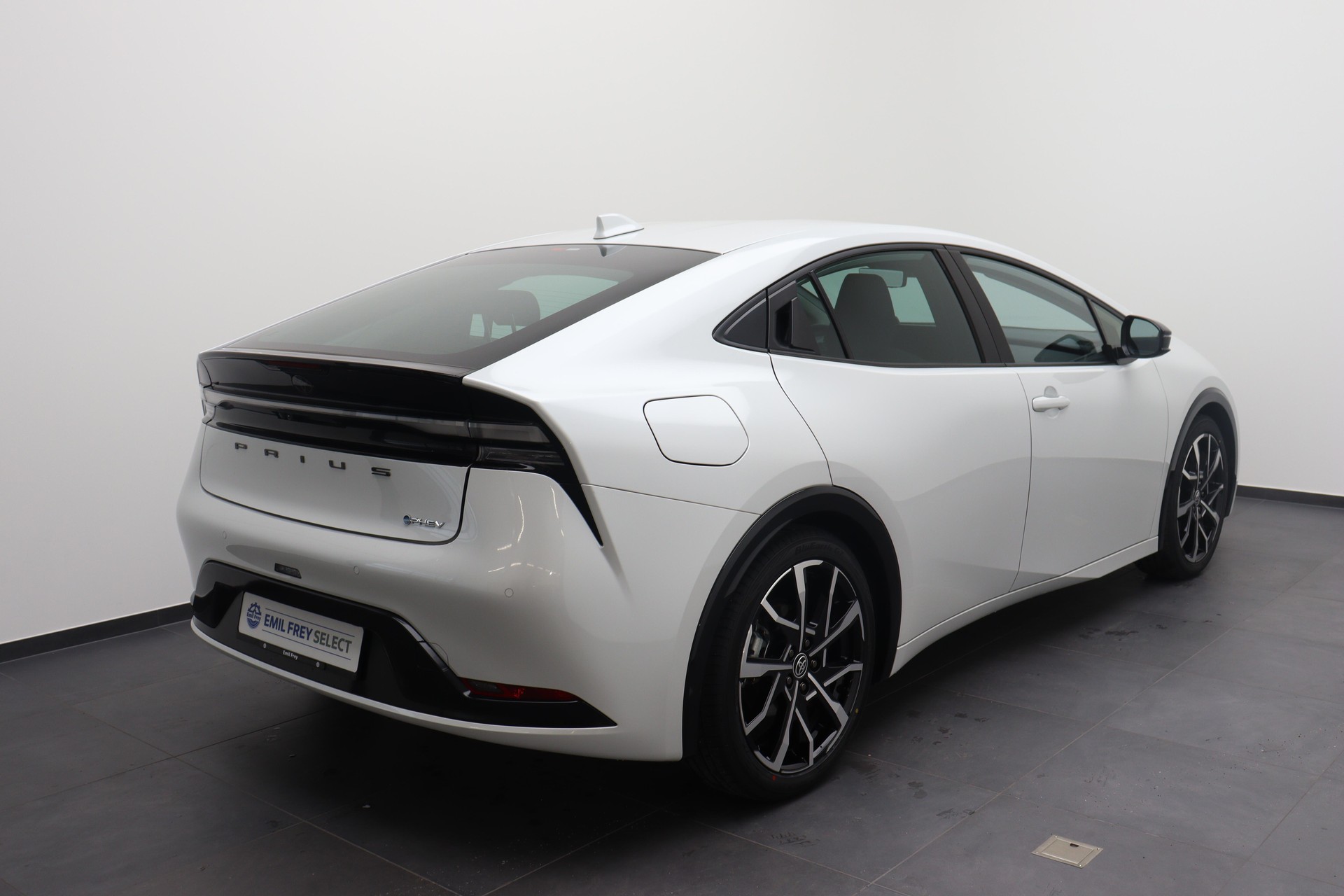 TOYOTA Prius 2.0 Plug-In-Hybrid Style-showroom-element-3