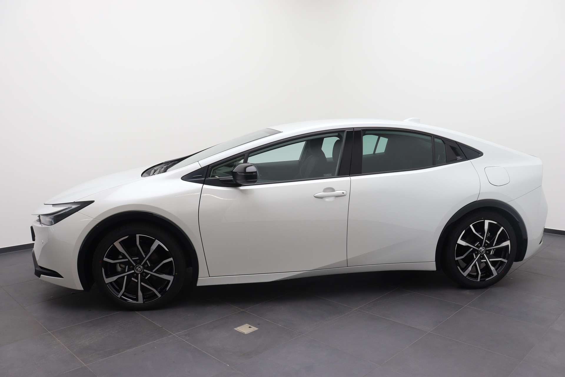 TOYOTA Prius 2.0 Plug-In-Hybrid Style-showroom-element-2