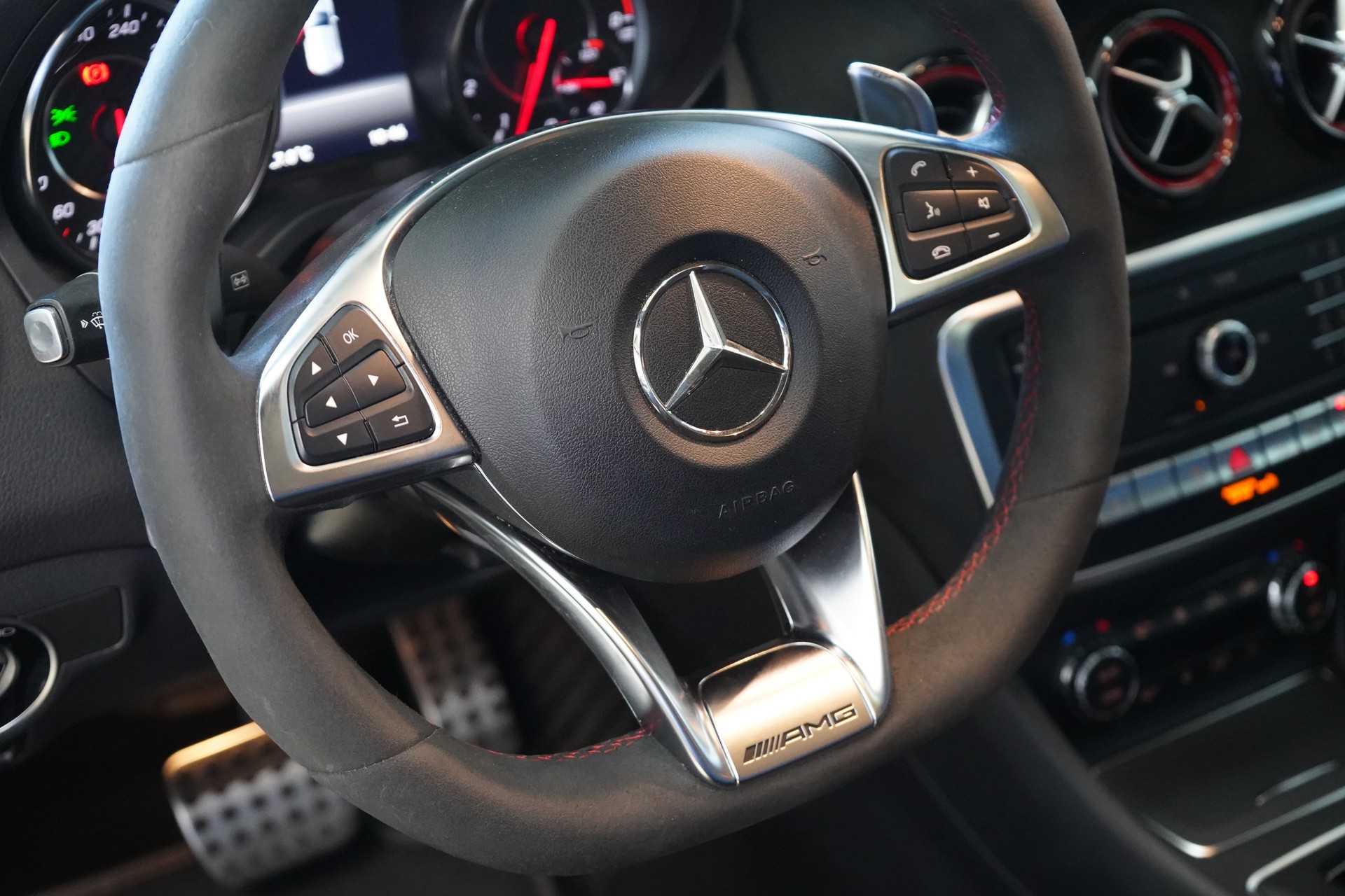 MERCEDES-BENZ GLA 45 AMG 4Matic 7G-DCT-image-17