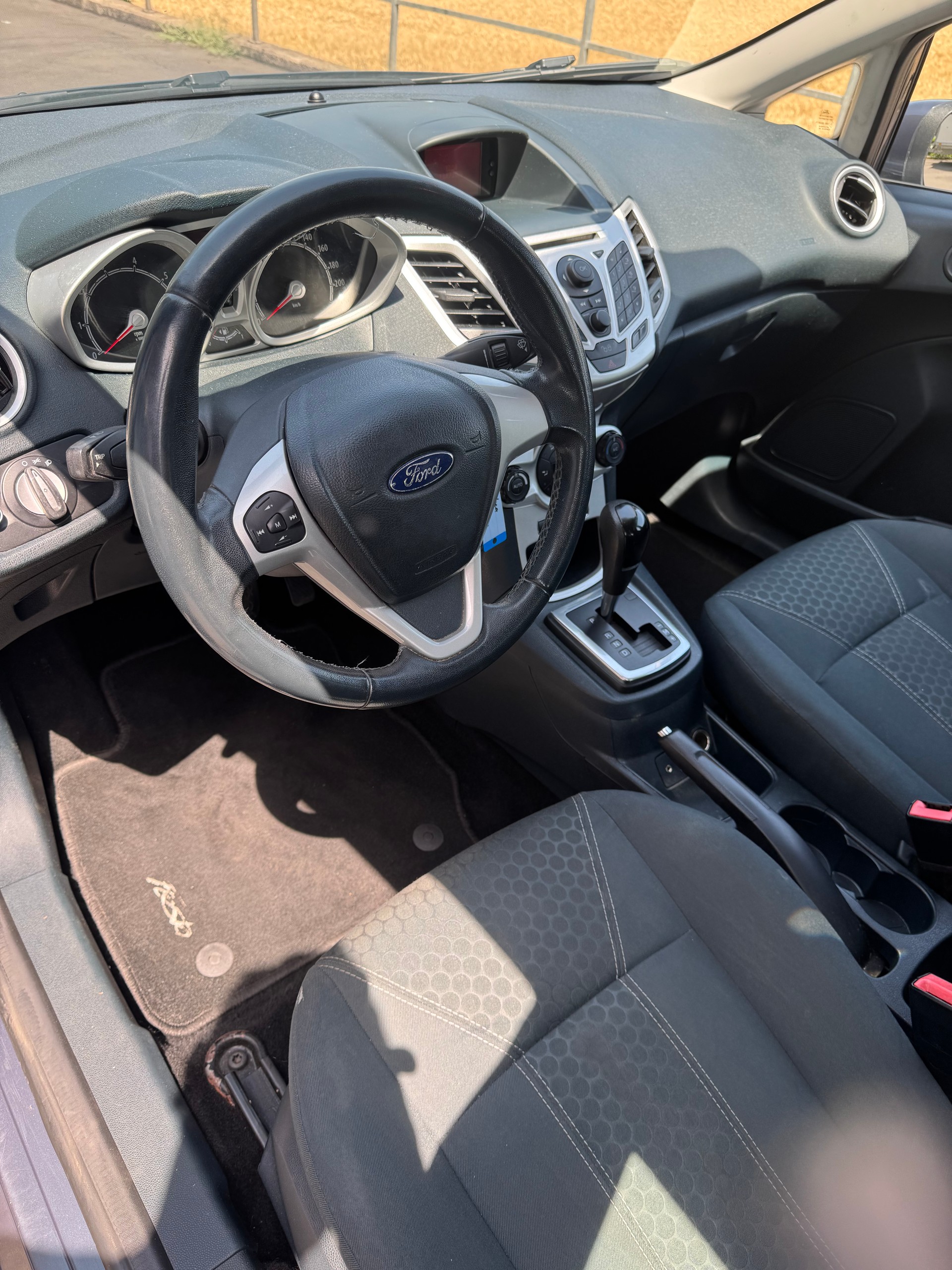FORD Fiesta 1.4 16V Trend+ Automatic-image-9