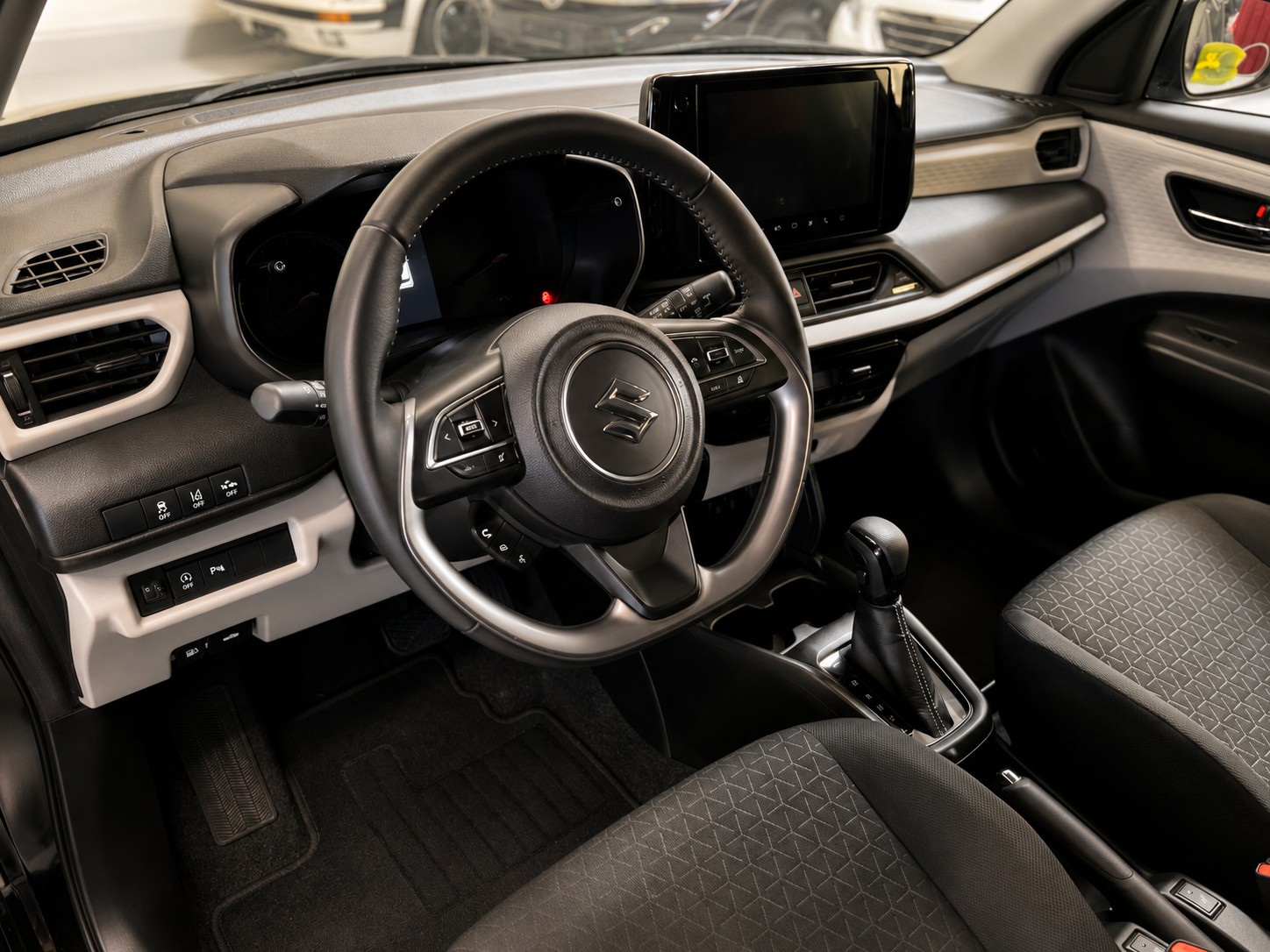 SUZUKI Swift 1.2 Compact + Hybrid CVT-image-4