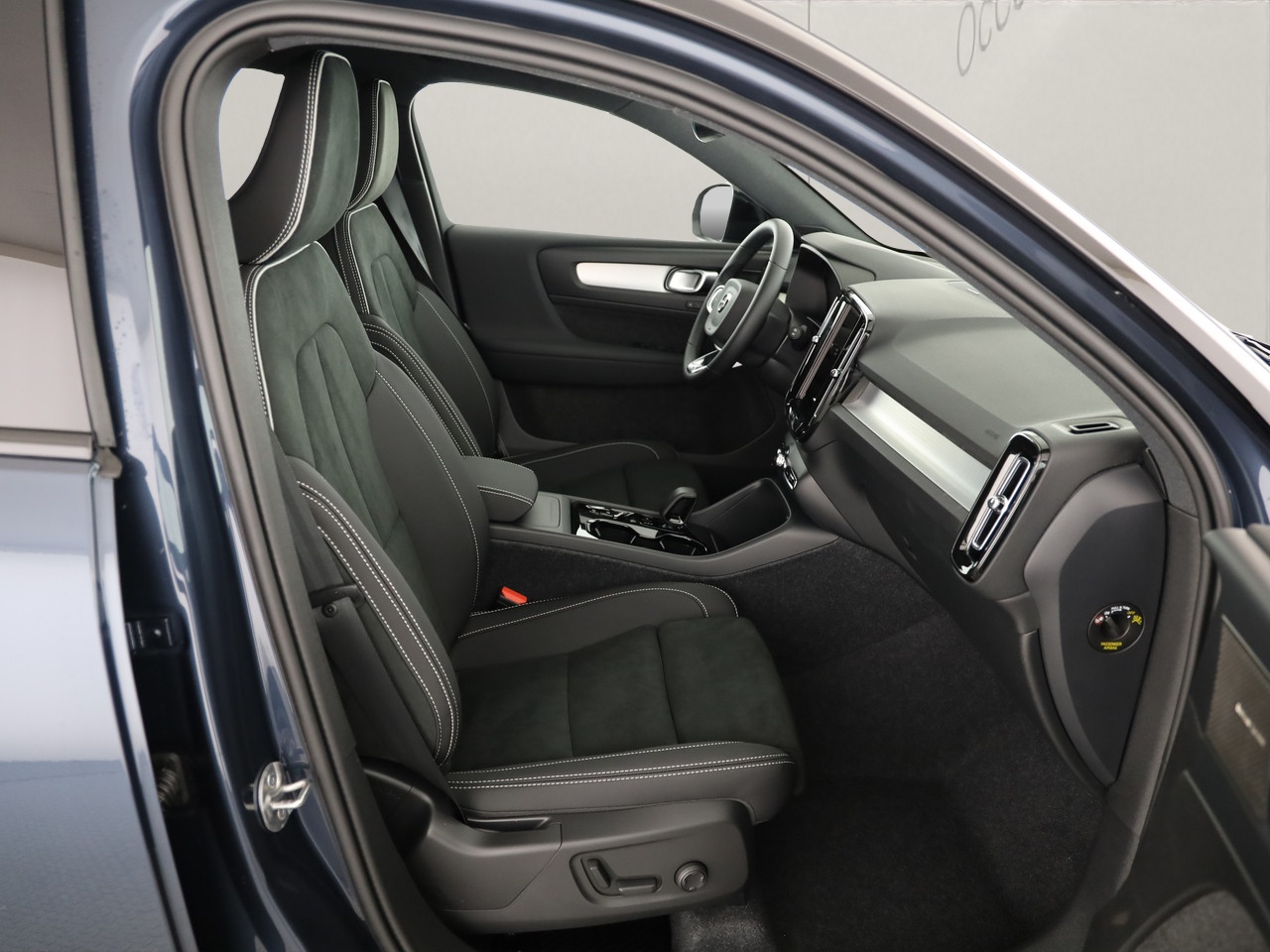 VOLVO XC40 2.0 B4 MH Black Edition-image-5