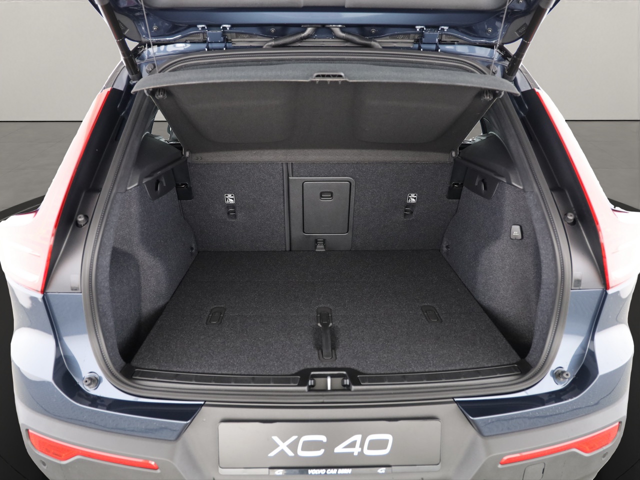 VOLVO XC40 2.0 B4 MH Black Edition-image-4