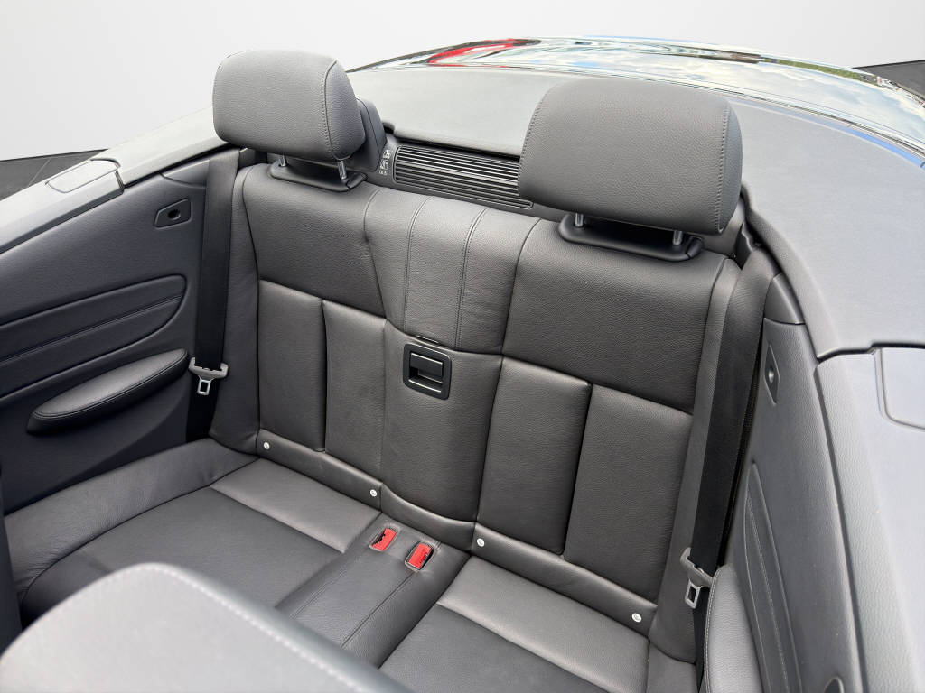 BMW 125i Cabrio-image-13