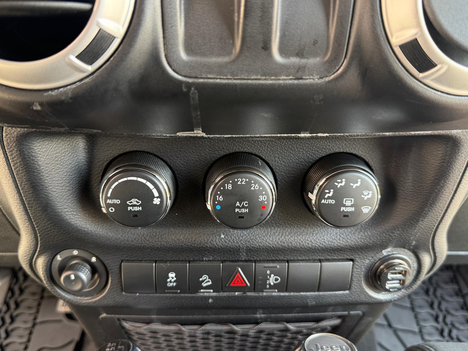 JEEP Wrangler 3.8 Sahara Automatic-image-11