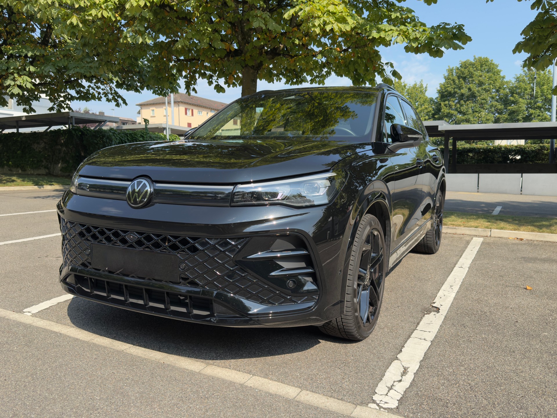 VW Tiguan 2.0 TDI SCR R-Line DSG 4motion | Leasing 499.- / 40000km/Jahr | ***Black Style Paket ***-image-1