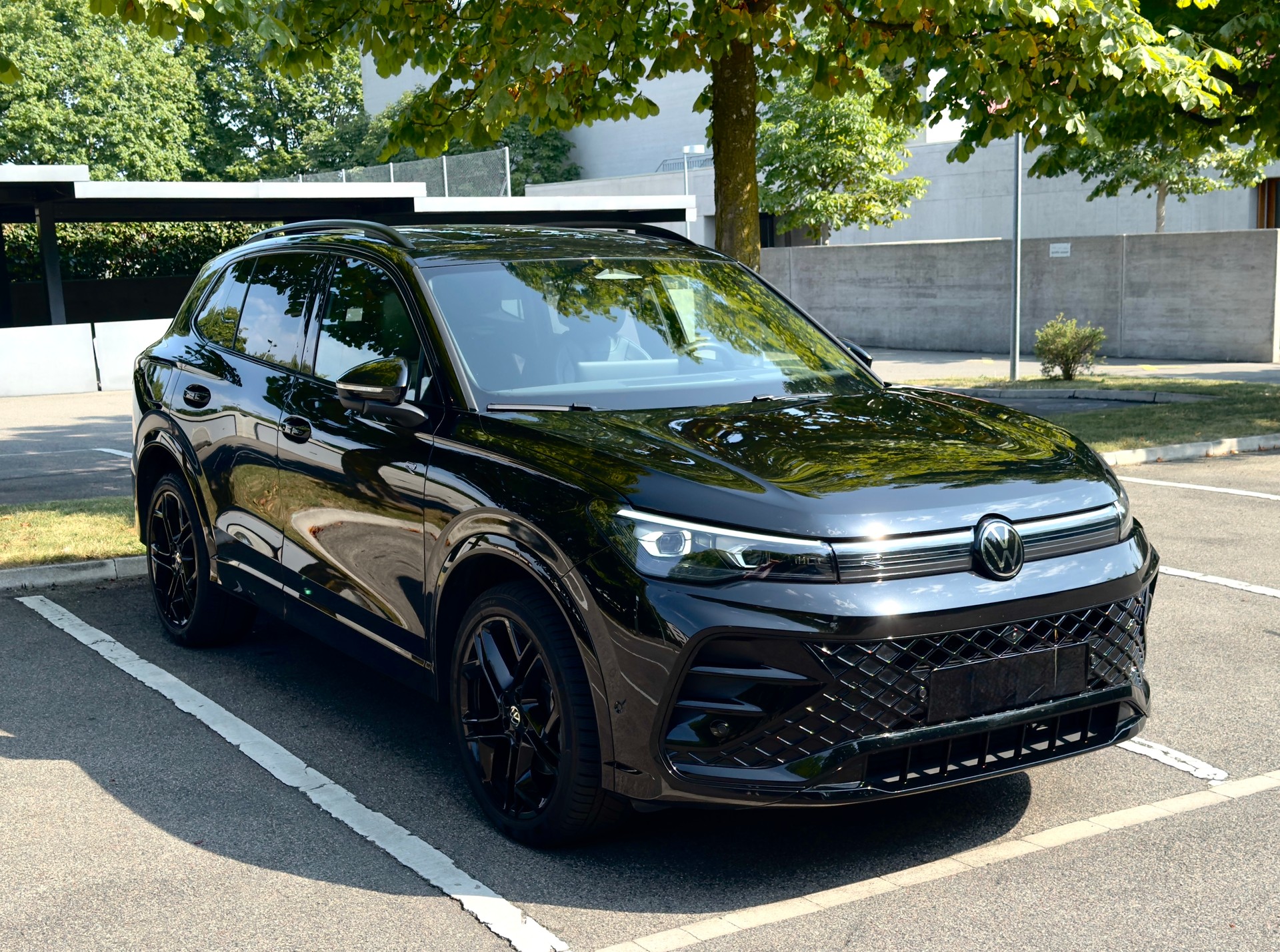 VW Tiguan 2.0 TDI SCR R-Line DSG 4motion | Leasing 499.- / 40000km/Jahr | ***Black Style Paket ***-image-3