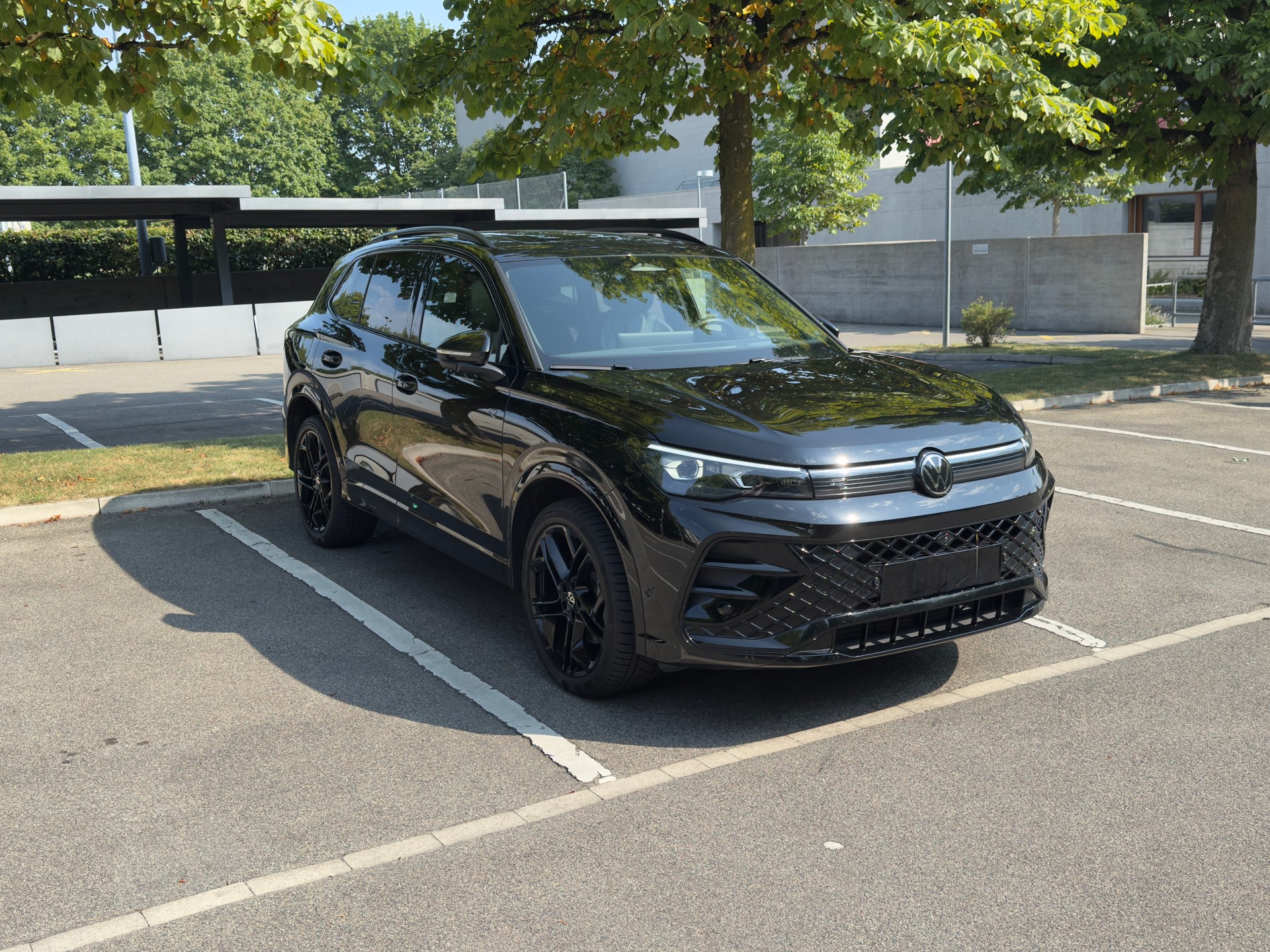 VW Tiguan 2.0 TDI SCR R-Line DSG 4motion | Leasing 499.- / 40000km/Jahr | ***Black Style Paket ***-image-3