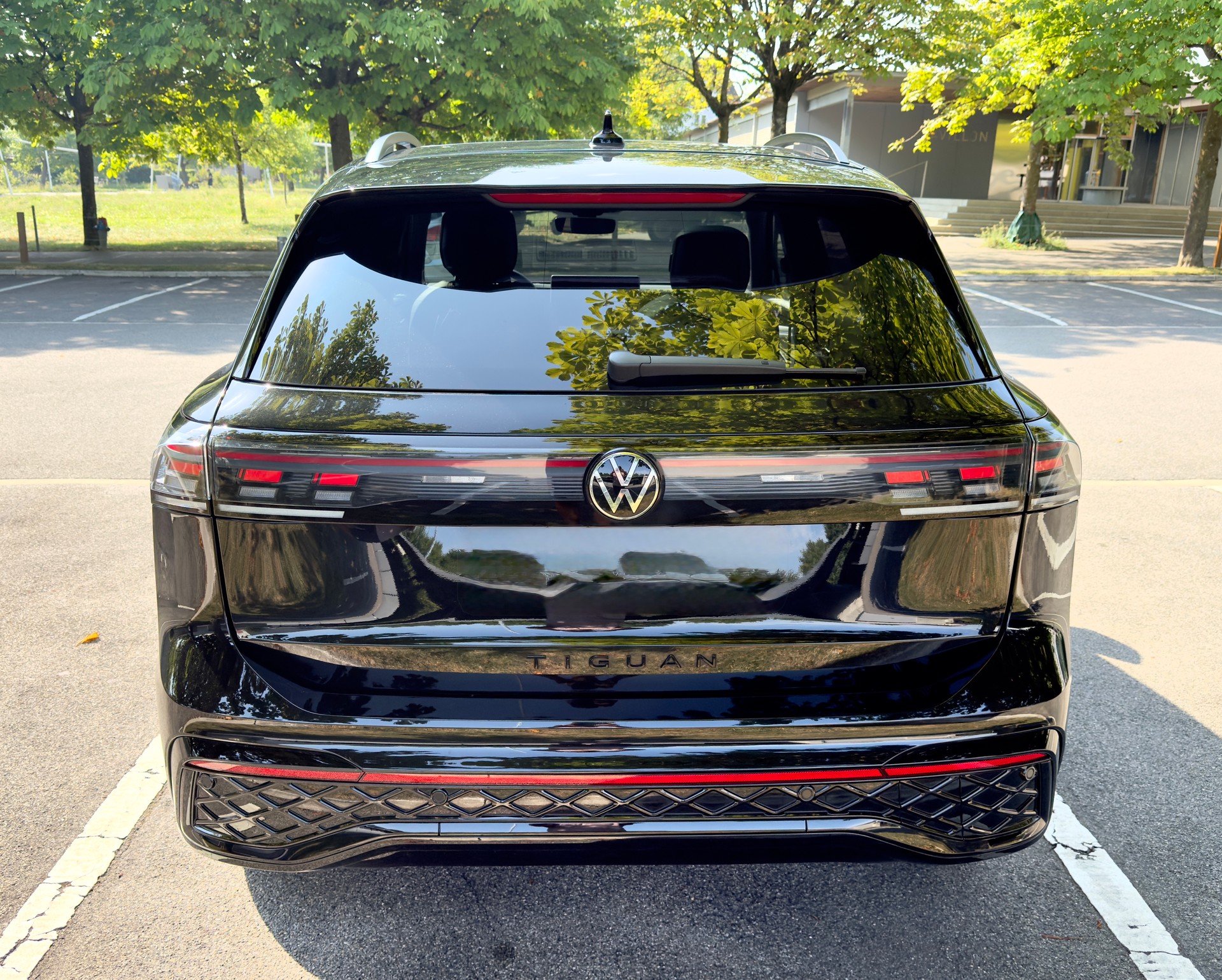 VW Tiguan 2.0 TDI SCR R-Line DSG 4motion | Leasing 499.- / 40000km/Jahr | ***Black Style Paket ***-image-6