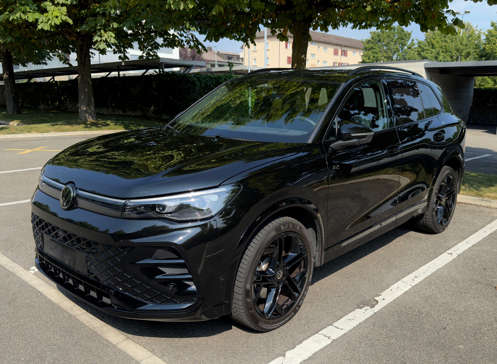 VW Tiguan 2.0 TDI SCR R-Line DSG 4motion | Leasing 499.- / 40000km/Jahr | ***Black Style Paket ***-image-0
