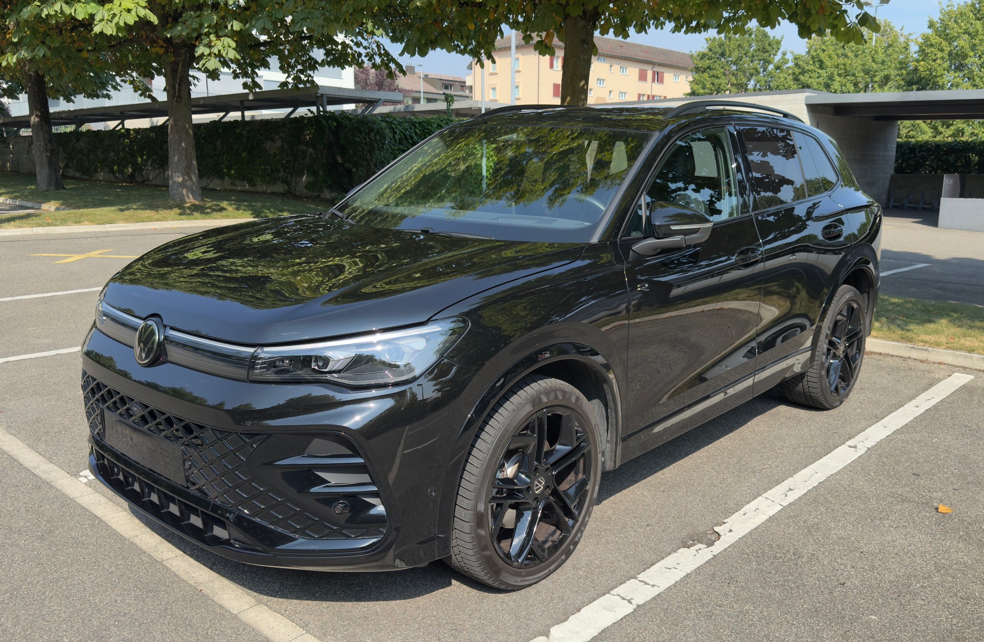 VW Tiguan 2.0 TDI SCR R-Line DSG 4motion | Leasing 499.- / 40000km/Jahr | ***Black Style Paket ***-image-0