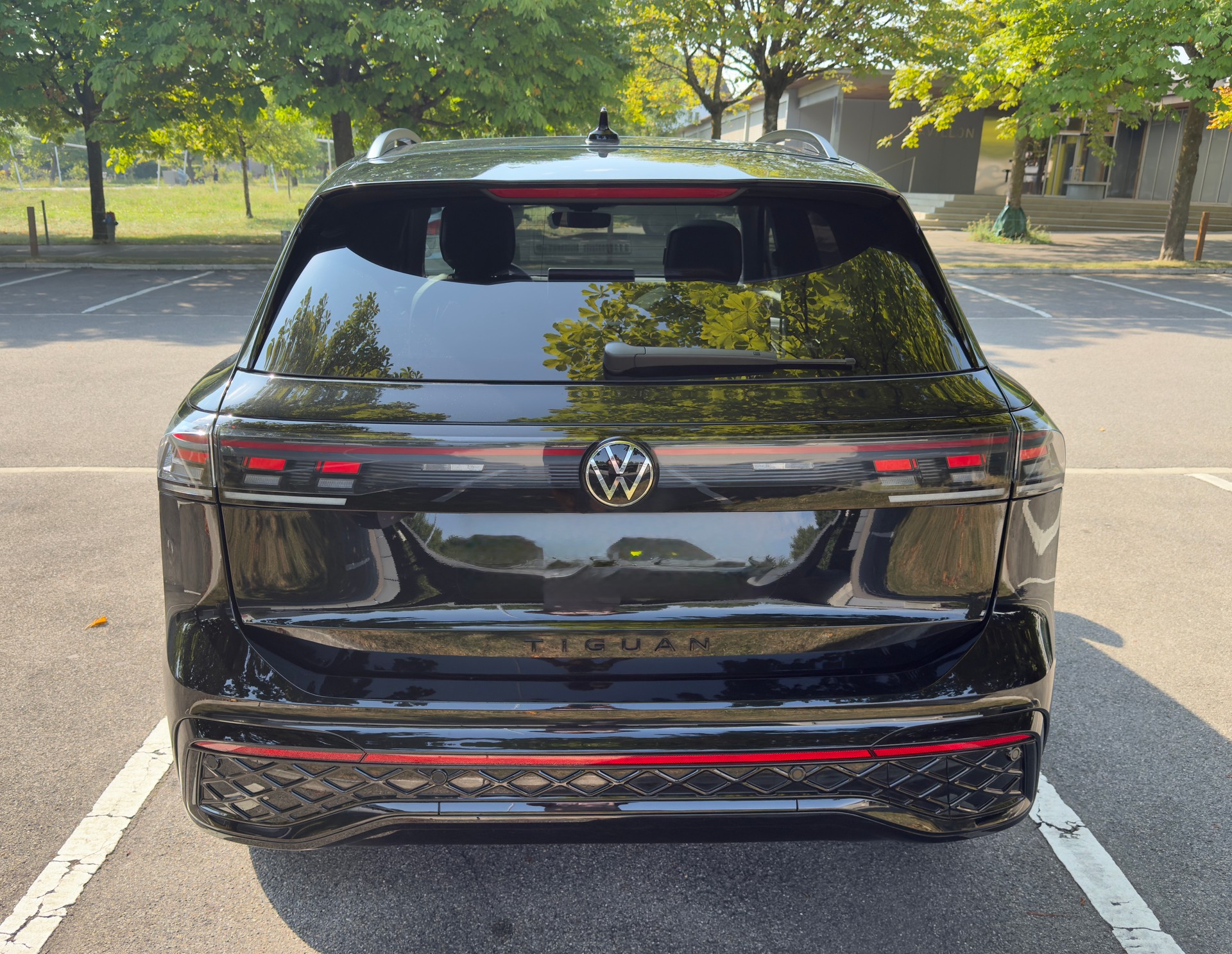 VW Tiguan 2.0 TDI SCR R-Line DSG 4motion | Leasing 499.- / 40000km/Jahr | ***Black Style Paket ***-image-6