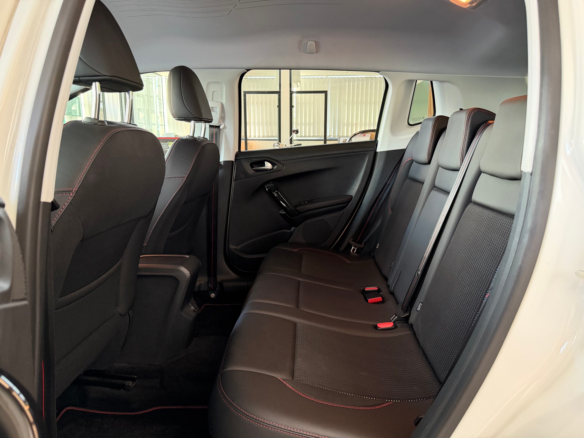 PEUGEOT 2008 1.2 PureTech GT Line EAT6-image-9