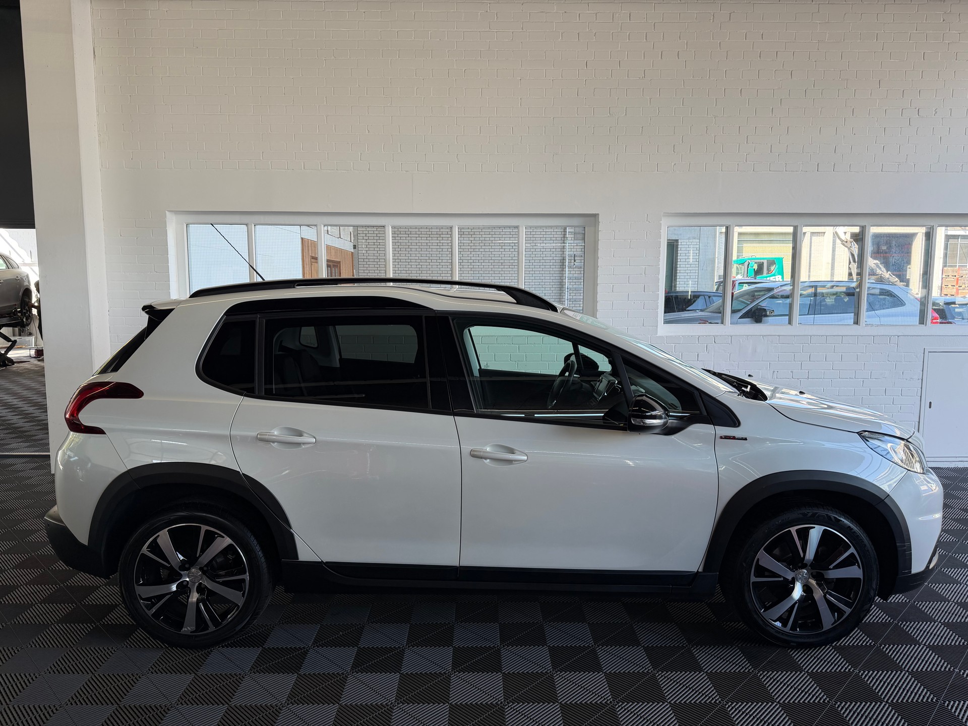 PEUGEOT 2008 1.2 PureTech GT Line EAT6-showroom-element-1