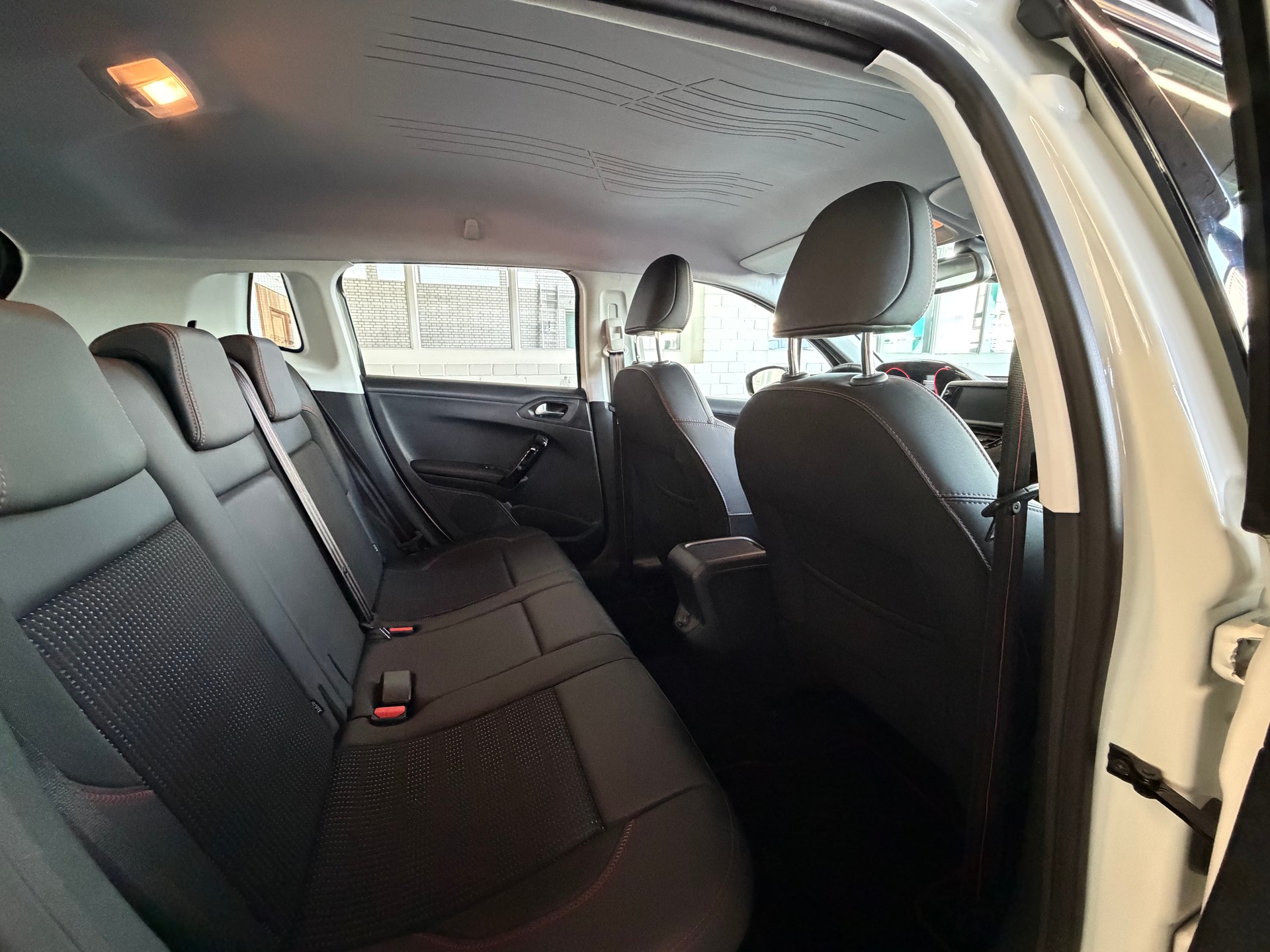 PEUGEOT 2008 1.2 PureTech GT Line EAT6-image-8