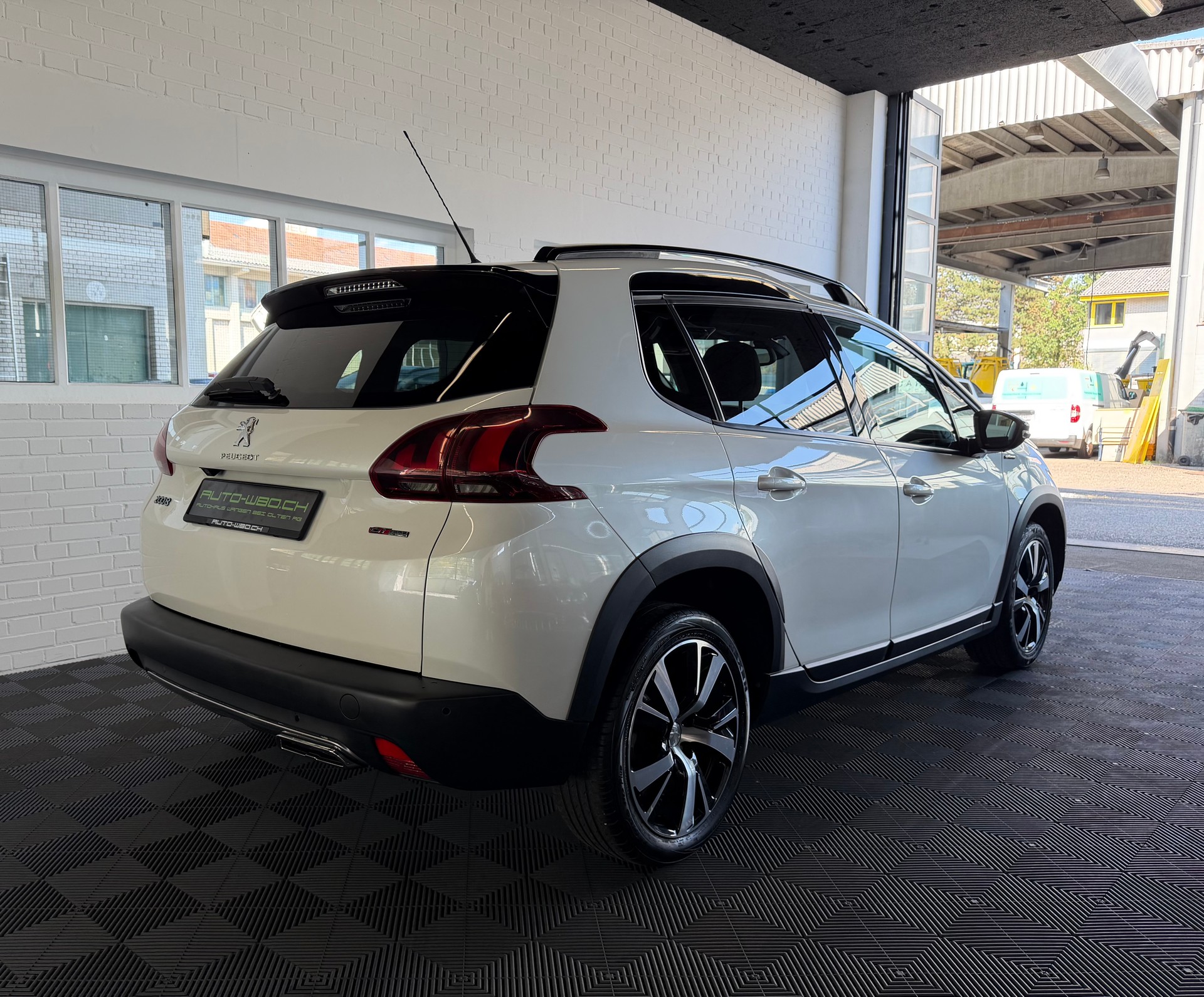 PEUGEOT 2008 1.2 PureTech GT Line EAT6-showroom-element-2