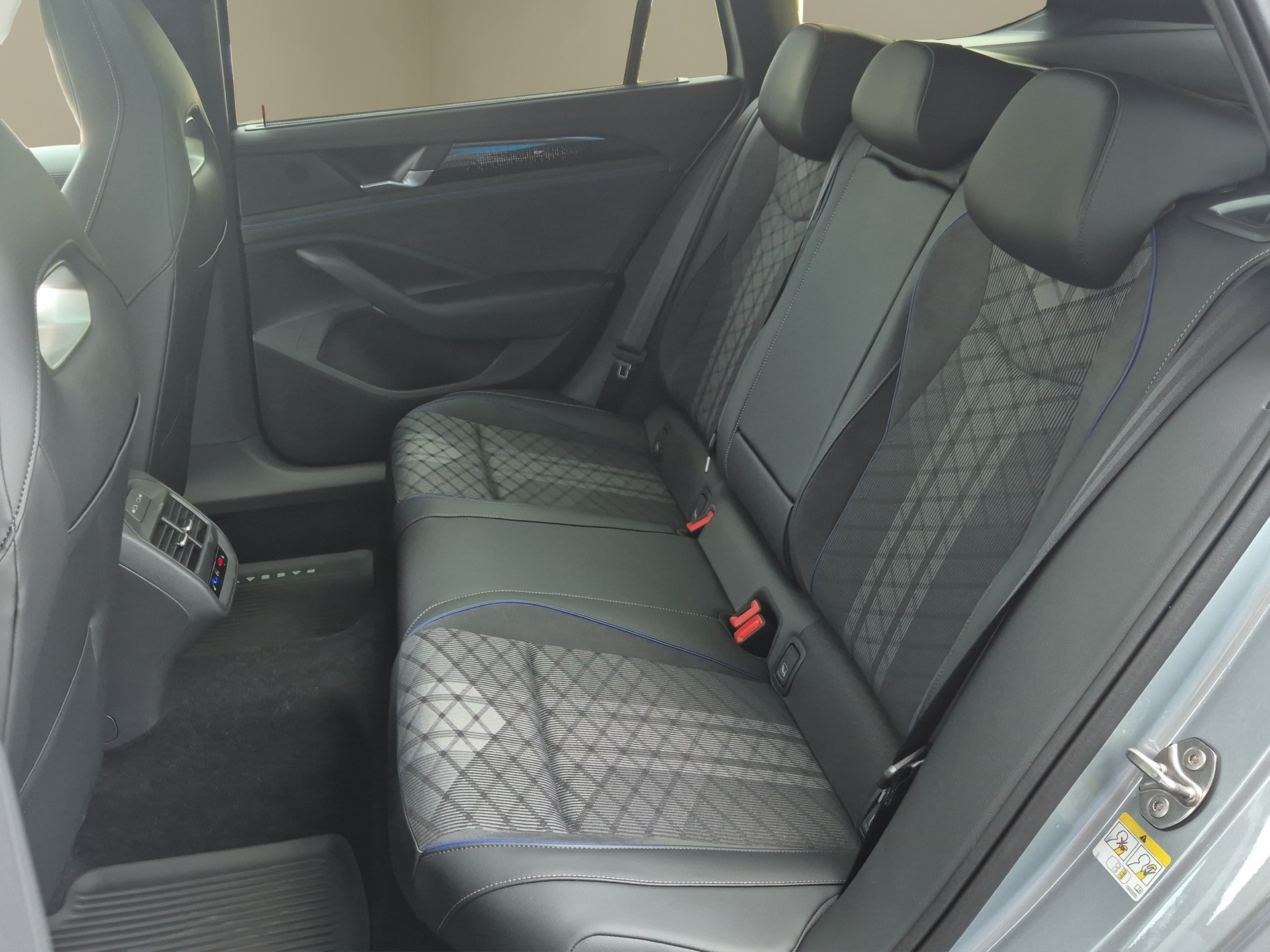 VW Passat Variant 1.5 TSI evo2 Plug-In- Hybrid R-Line DSG-image-14