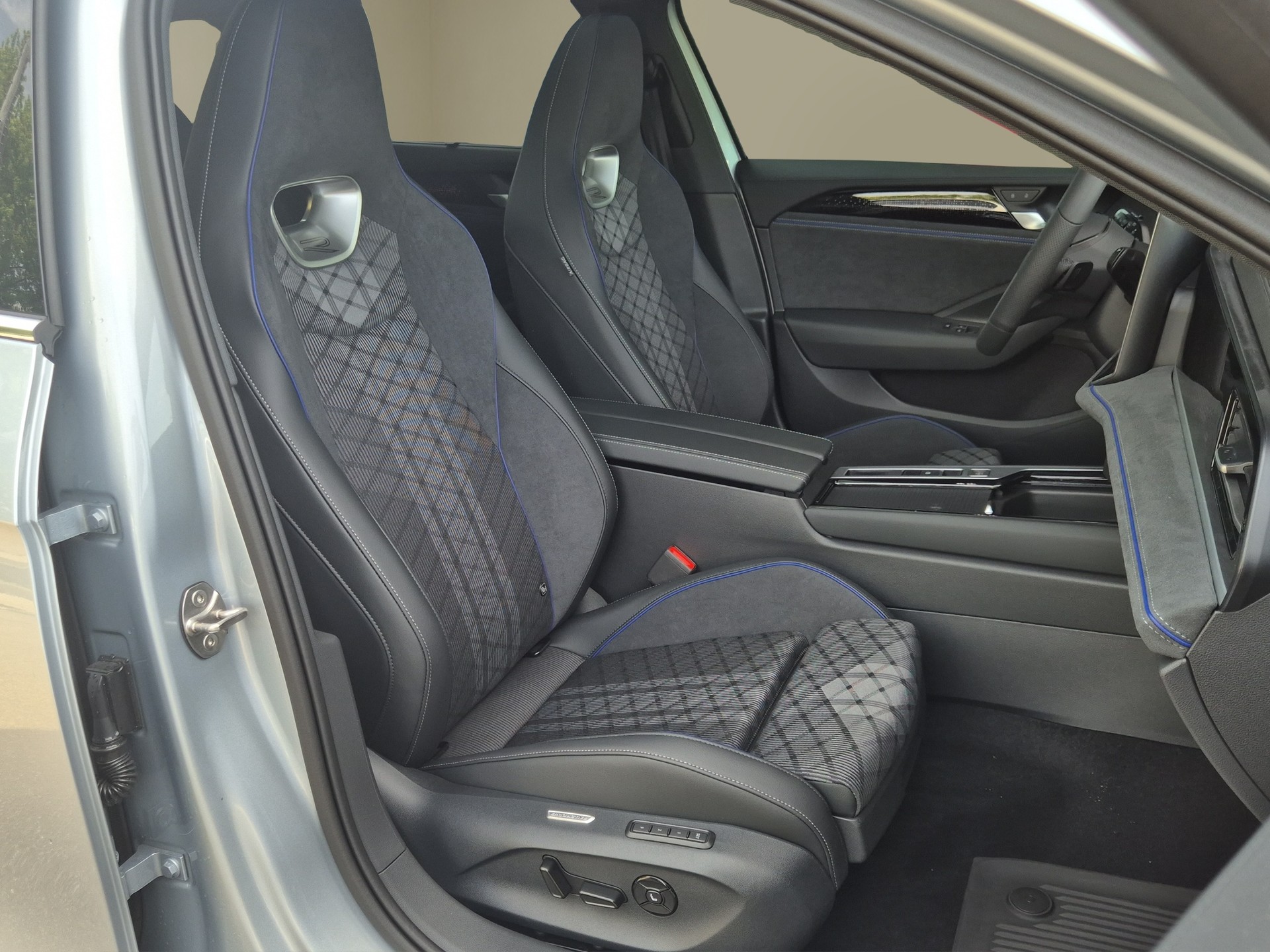 VW Passat Variant 1.5 TSI evo2 Plug-In- Hybrid R-Line DSG-image-15