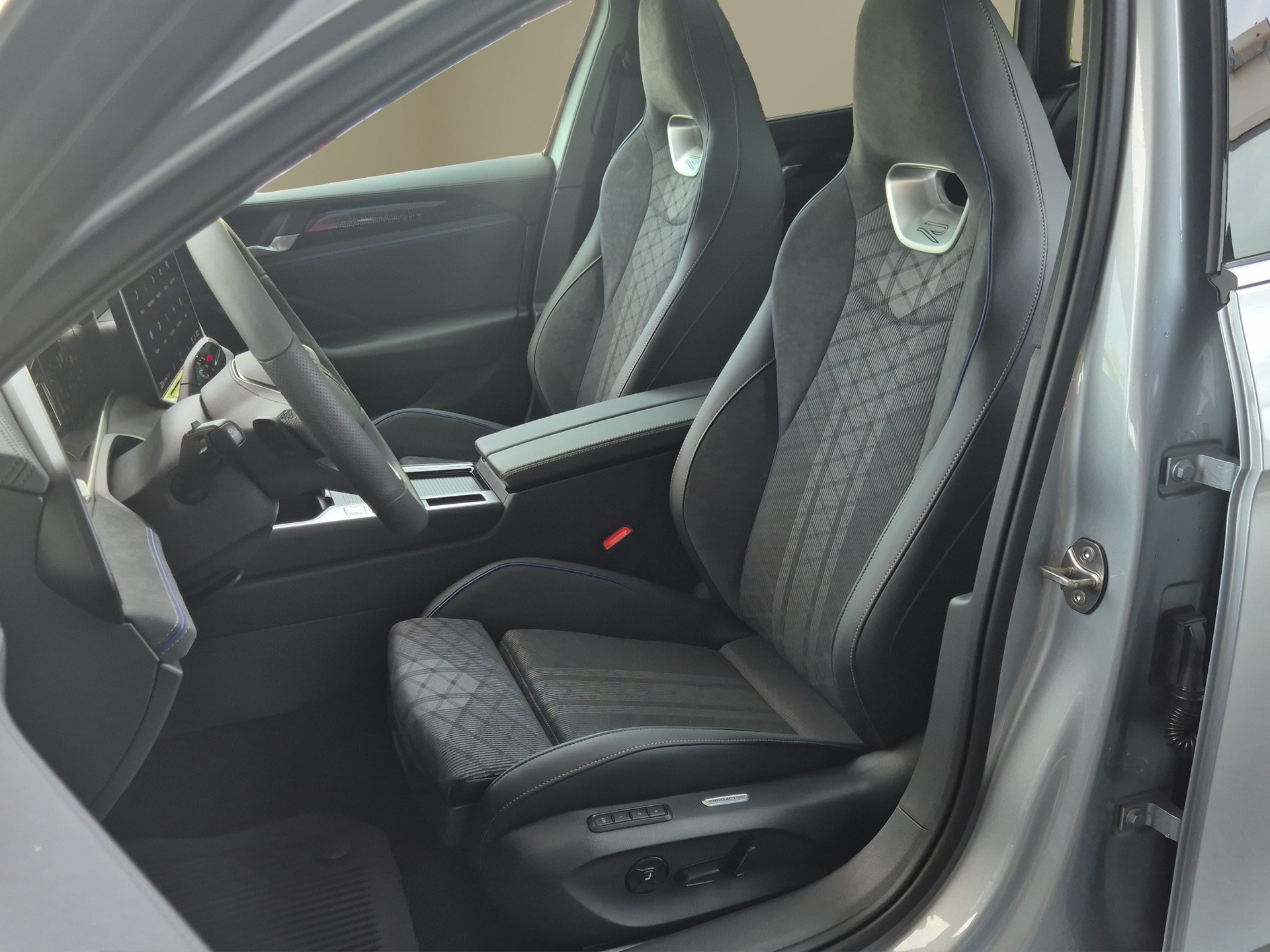 VW Passat Variant 1.5 TSI evo2 Plug-In- Hybrid R-Line DSG-image-8