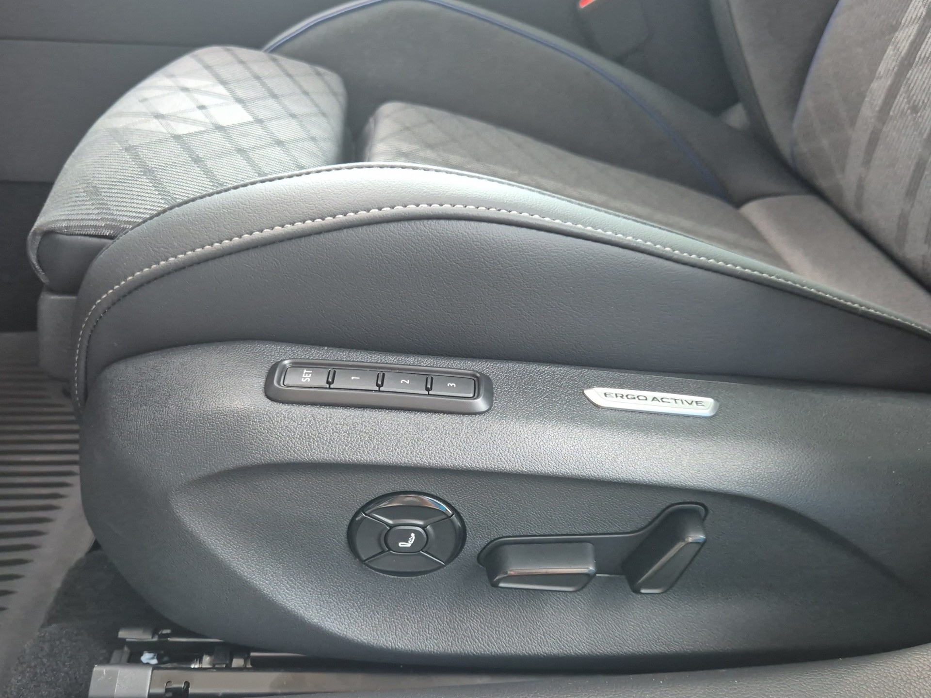 VW Passat Variant 1.5 TSI evo2 Plug-In- Hybrid R-Line DSG-image-9