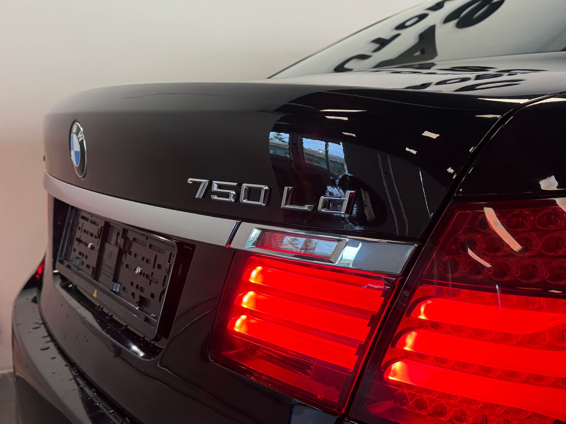 BMW 750Ld xDrive-showroom-element-3