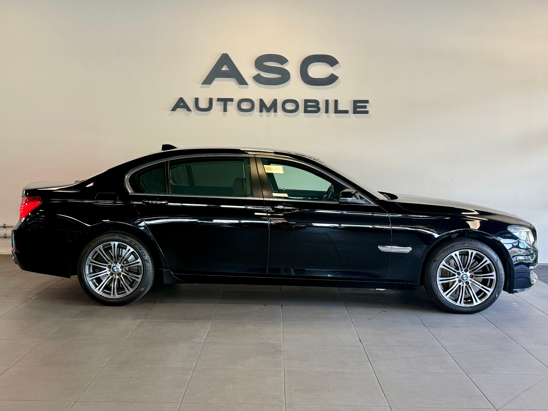 BMW 750Ld xDrive-showroom-element-1