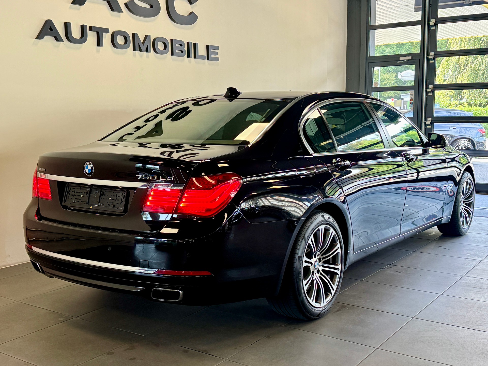 BMW 750Ld xDrive-showroom-element-2