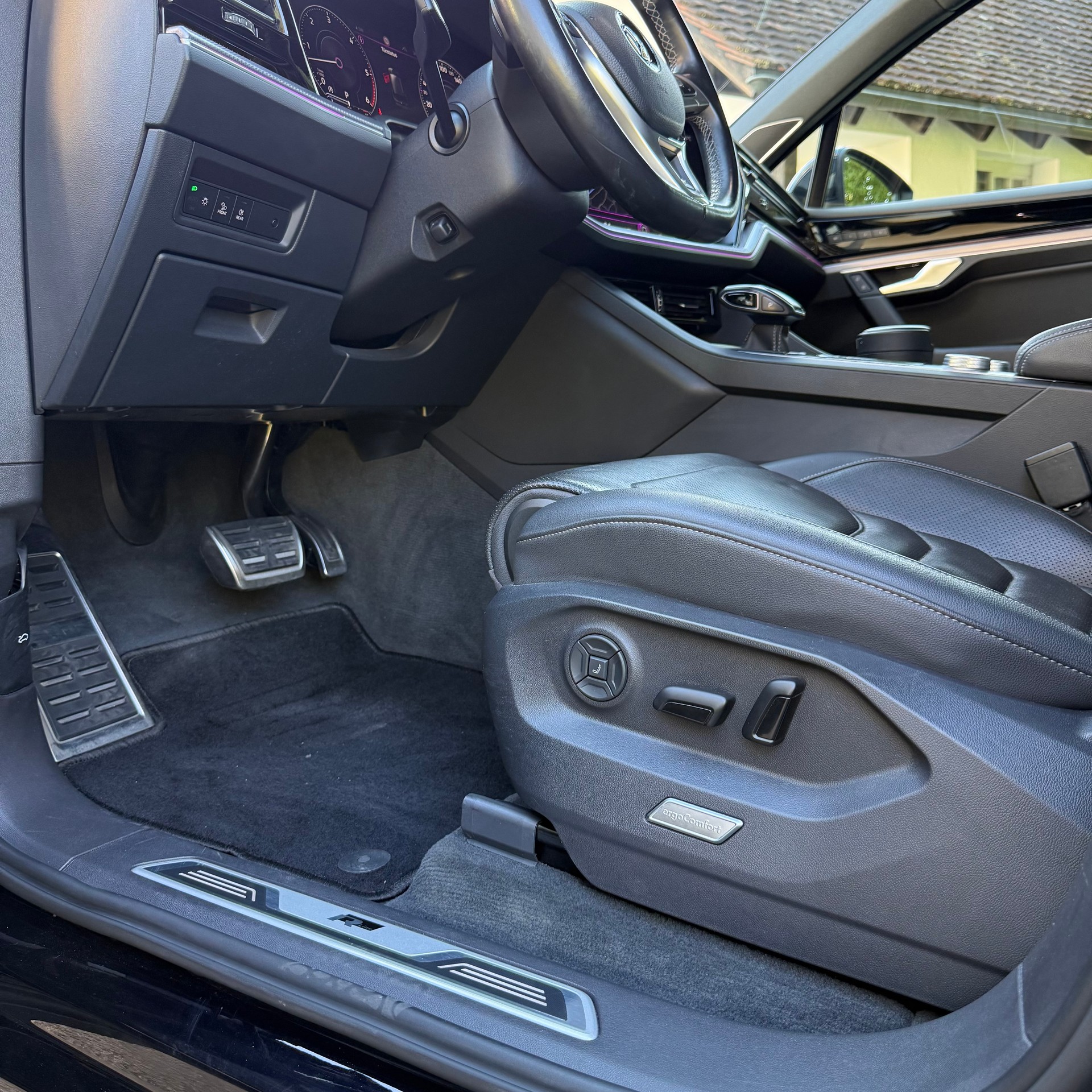 VW Touareg 3.0 TDI R Line Tiptronic-image-11
