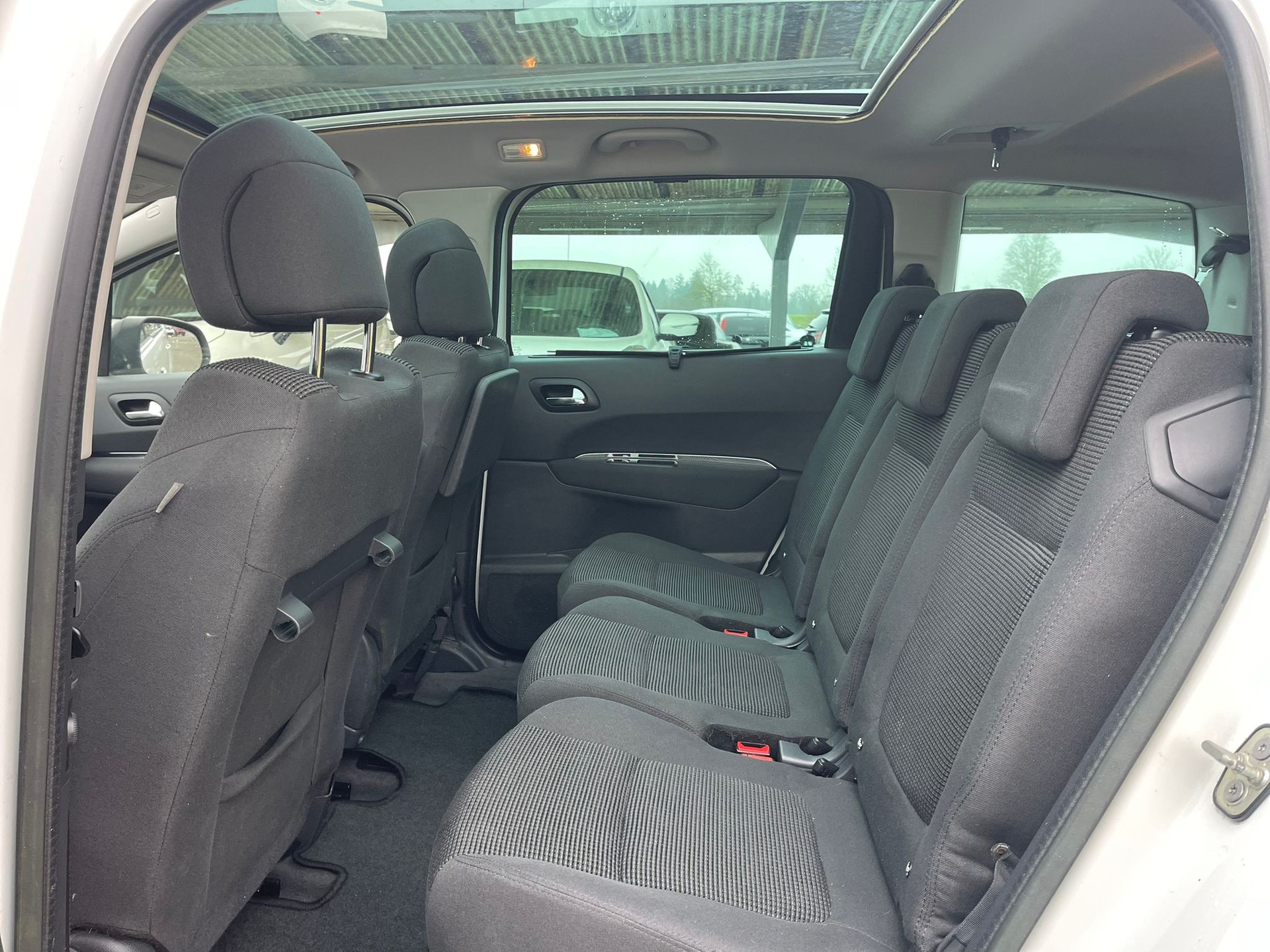 PEUGEOT 5008 1.6 16V T Allure Automatic-image-9