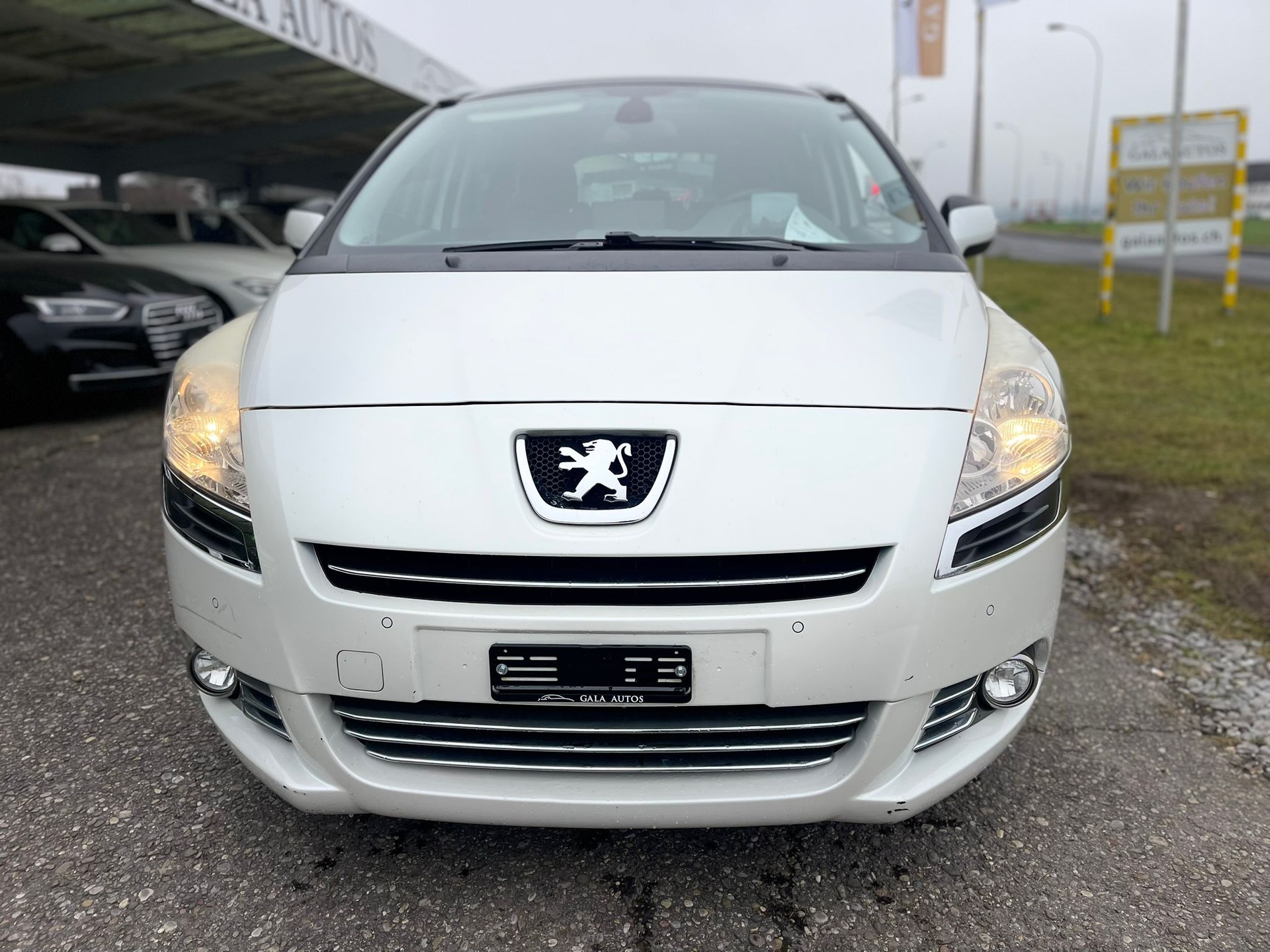 PEUGEOT 5008 1.6 16V T Allure Automatic-image-1