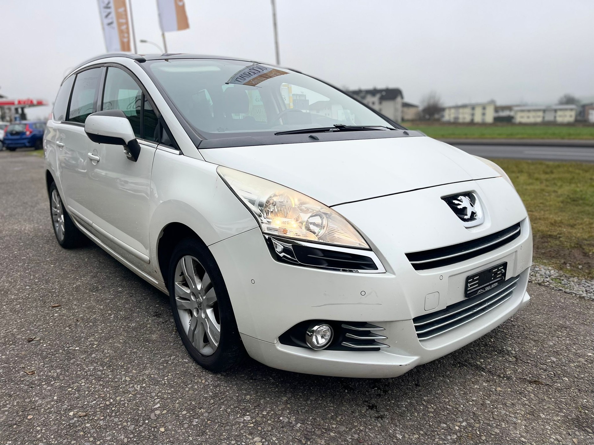 PEUGEOT 5008 1.6 16V T Allure Automatic-image-2