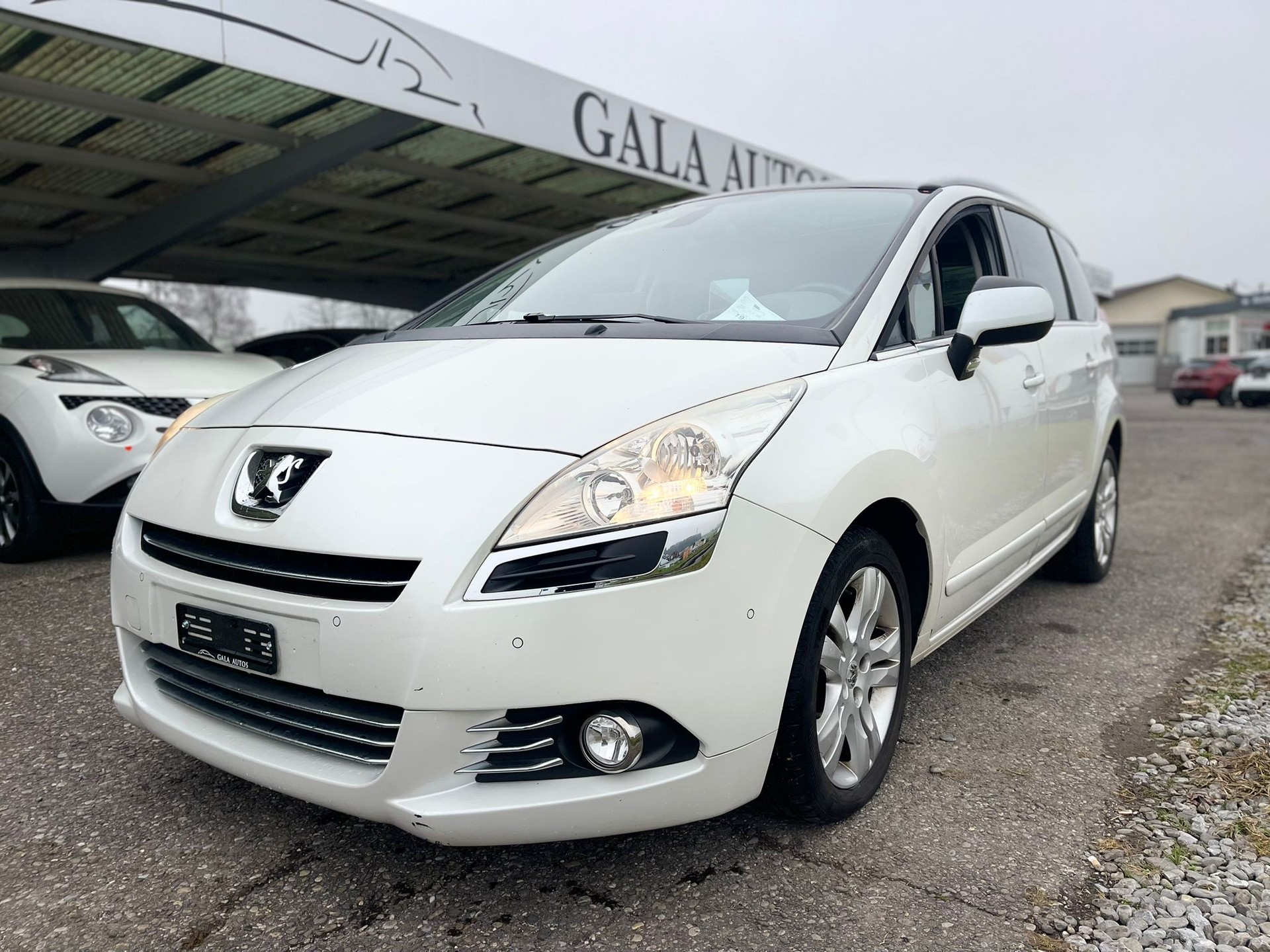 PEUGEOT 5008 1.6 16V T Allure Automatic