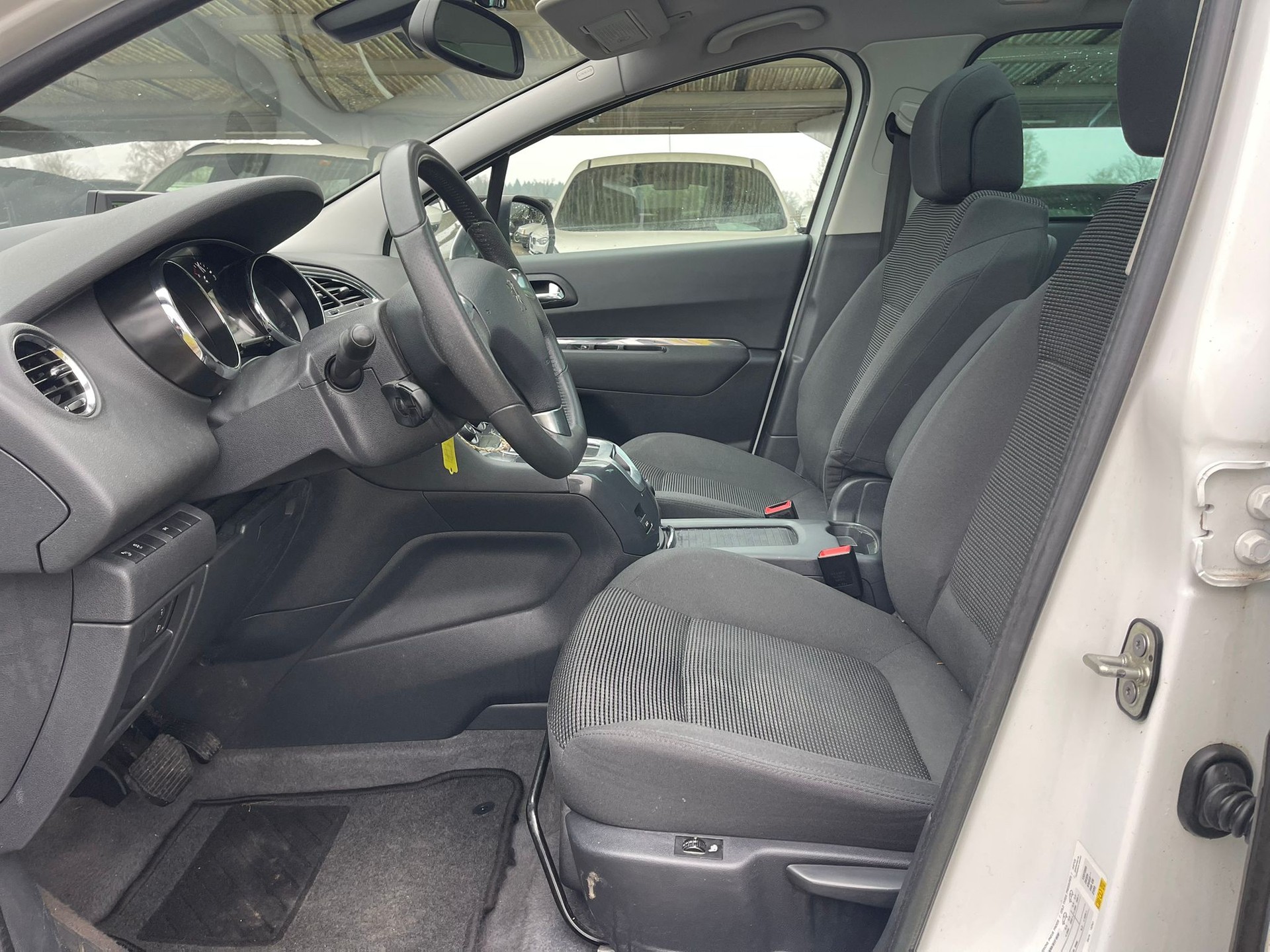 PEUGEOT 5008 1.6 16V T Allure Automatic-image-8