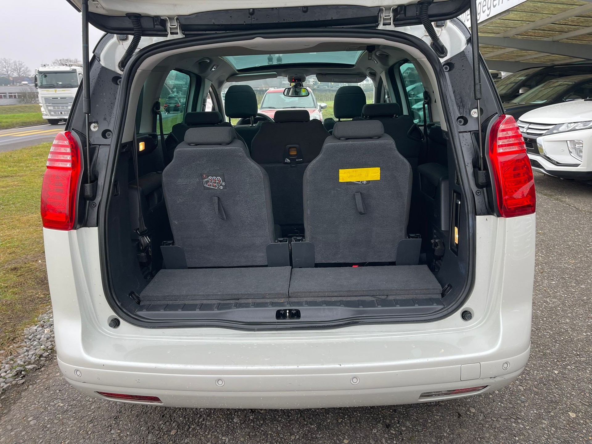 PEUGEOT 5008 1.6 16V T Allure Automatic-image-11