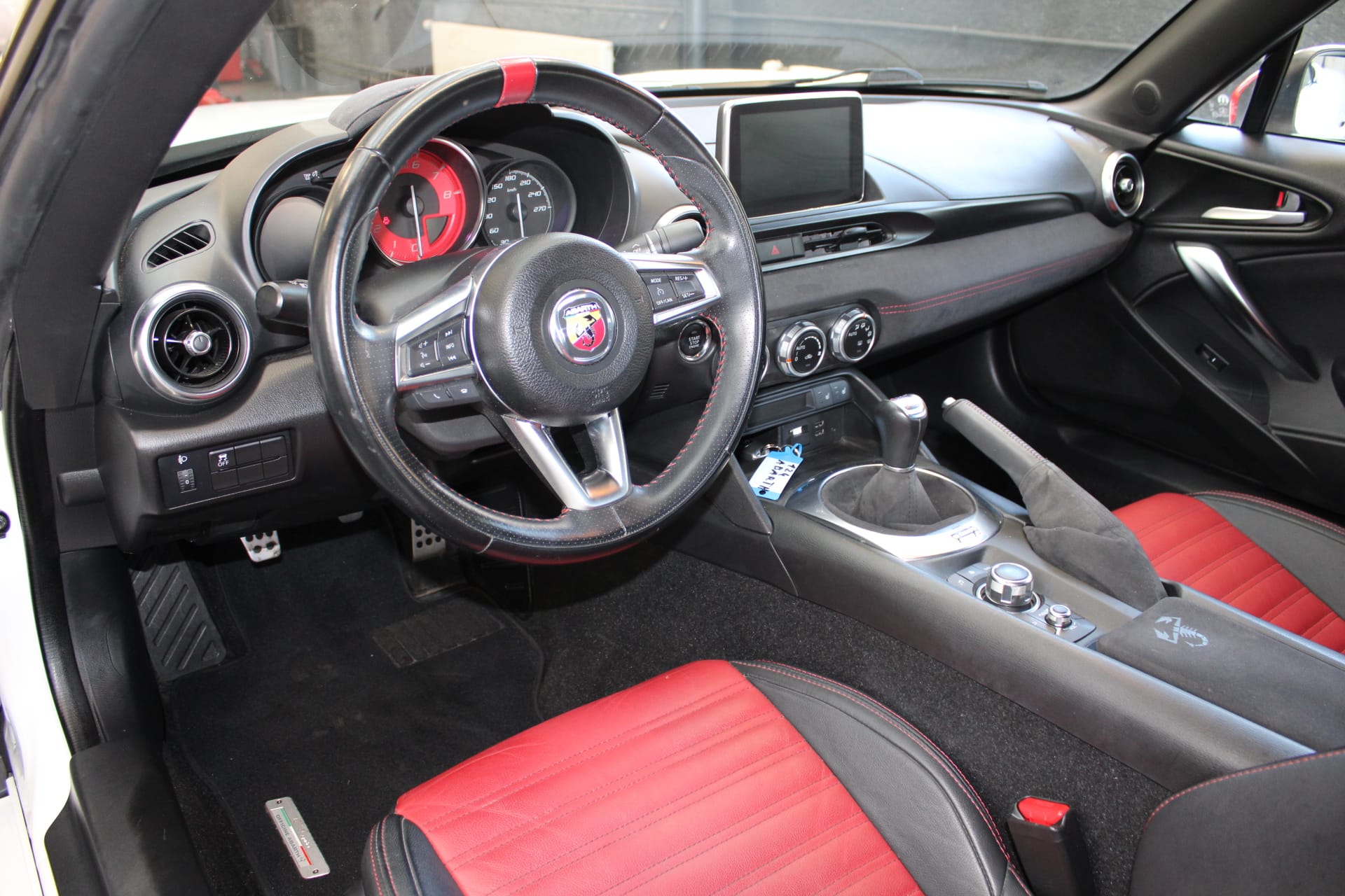 FIAT 124 Spider 1.4 TB Abarth-image-7